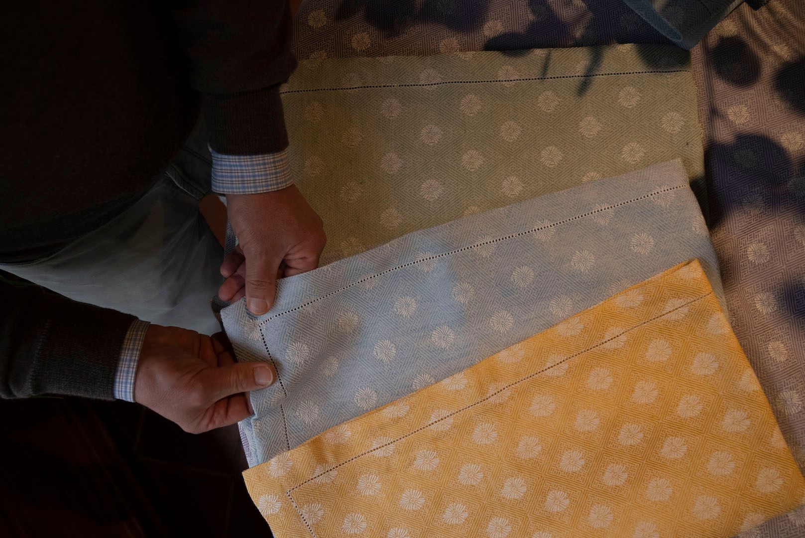 フェンディ 90年代 シルクベルベット　オリラグ毛皮アップリケ　バケット　バック ペルシャ風パッチワークラグ 133×190cm グレー ウィルトン織り