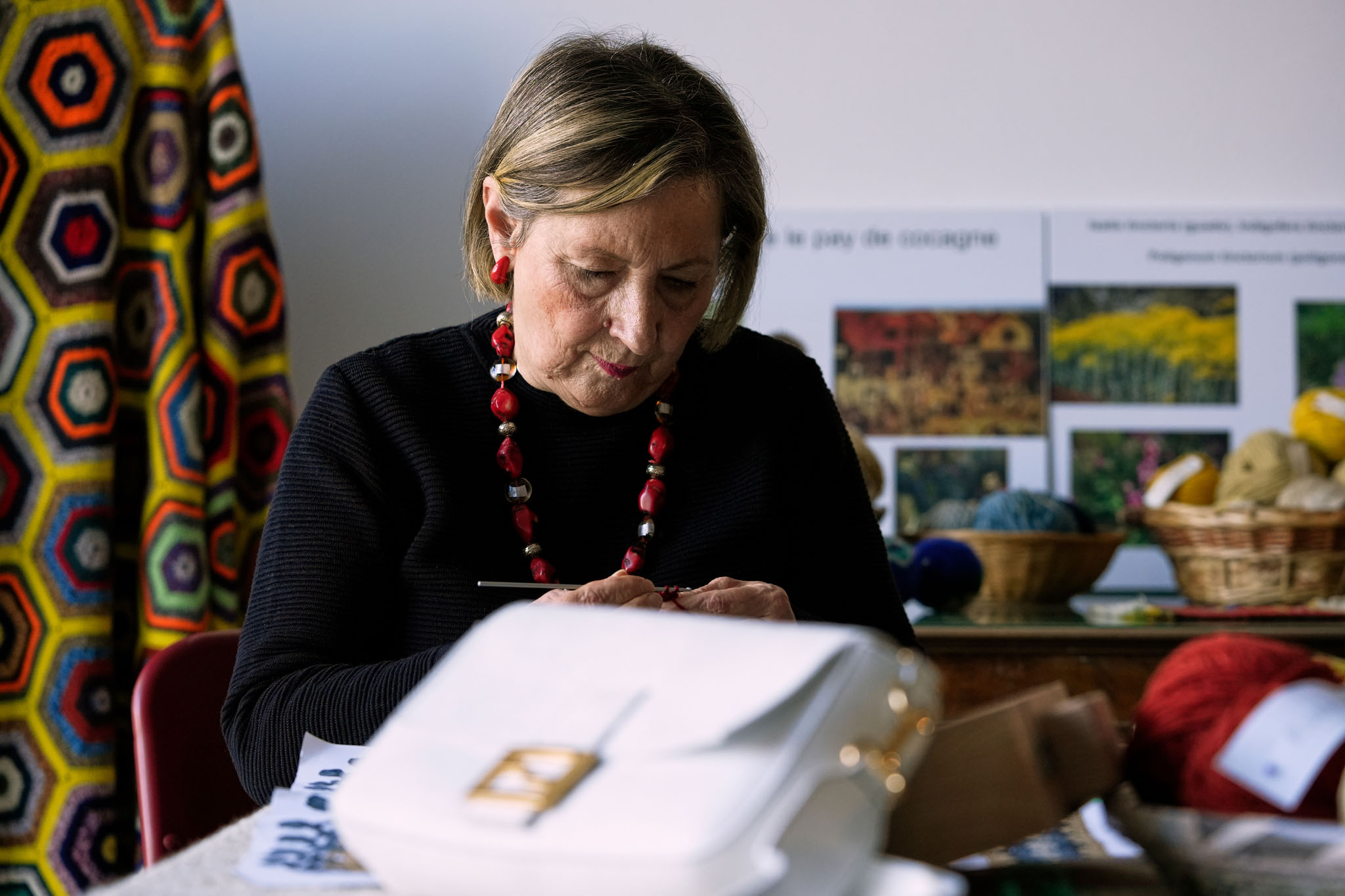 Abruzzo, Laboratorio Lana e Colori d'Abruzzo_FENDI Baguette hand in hand 2_Making Of_03