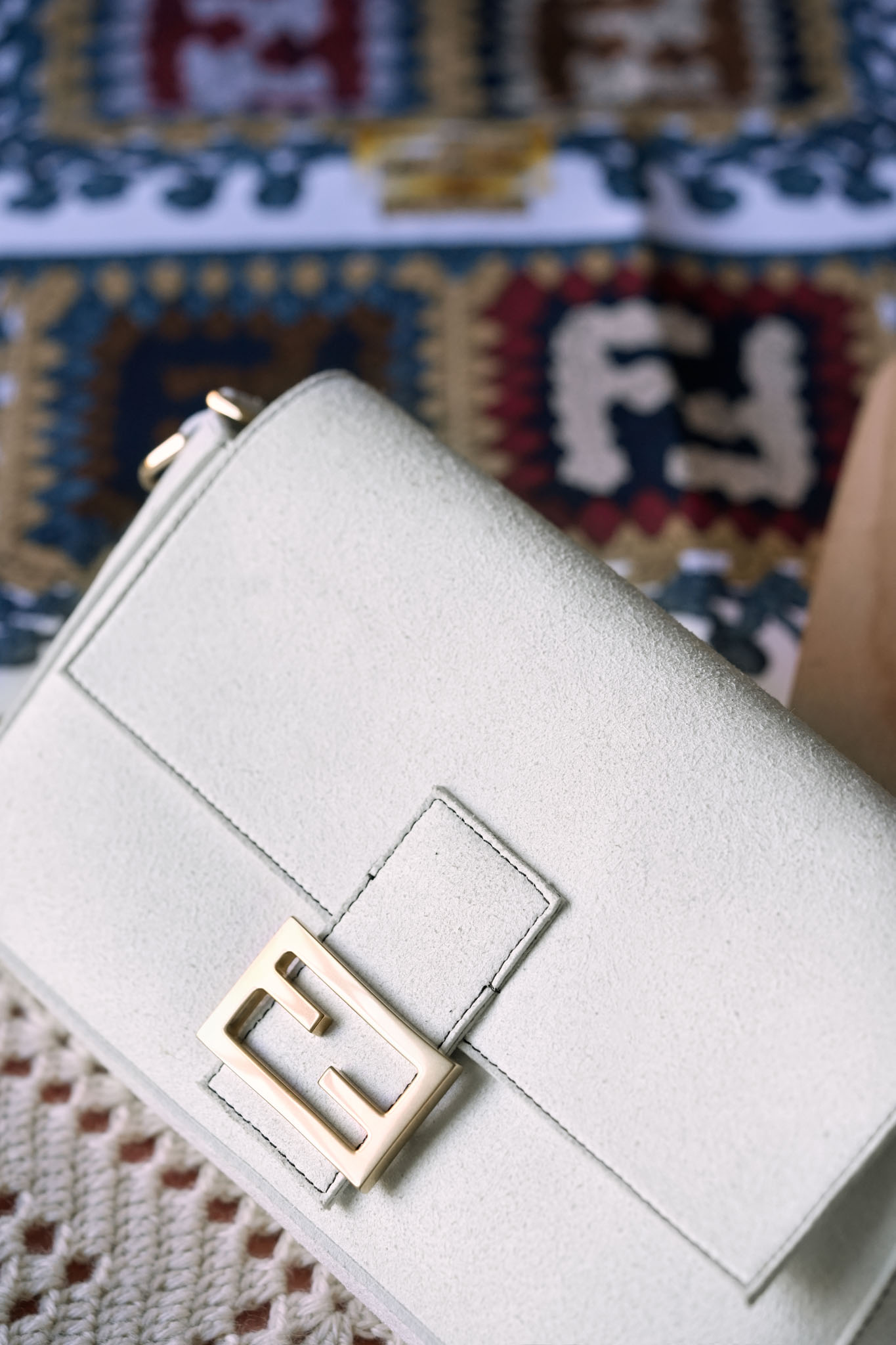 Abruzzo, Laboratorio Lana e Colori d'Abruzzo_FENDI Baguette hand in hand 2_Making Of_01