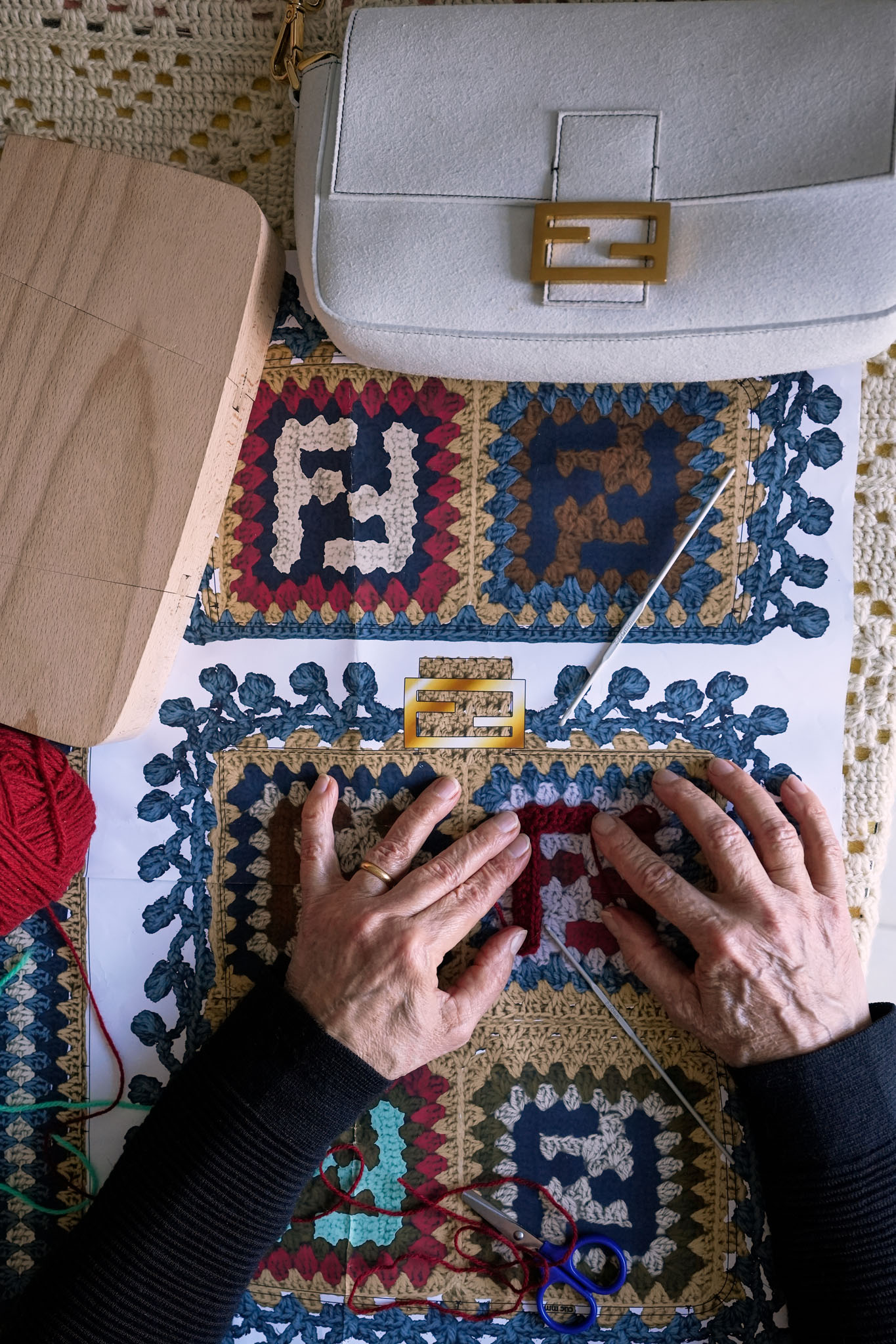 Abruzzo, Laboratorio Lana e Colori d'Abruzzo_FENDI Baguette hand in hand 2_Making Of_05