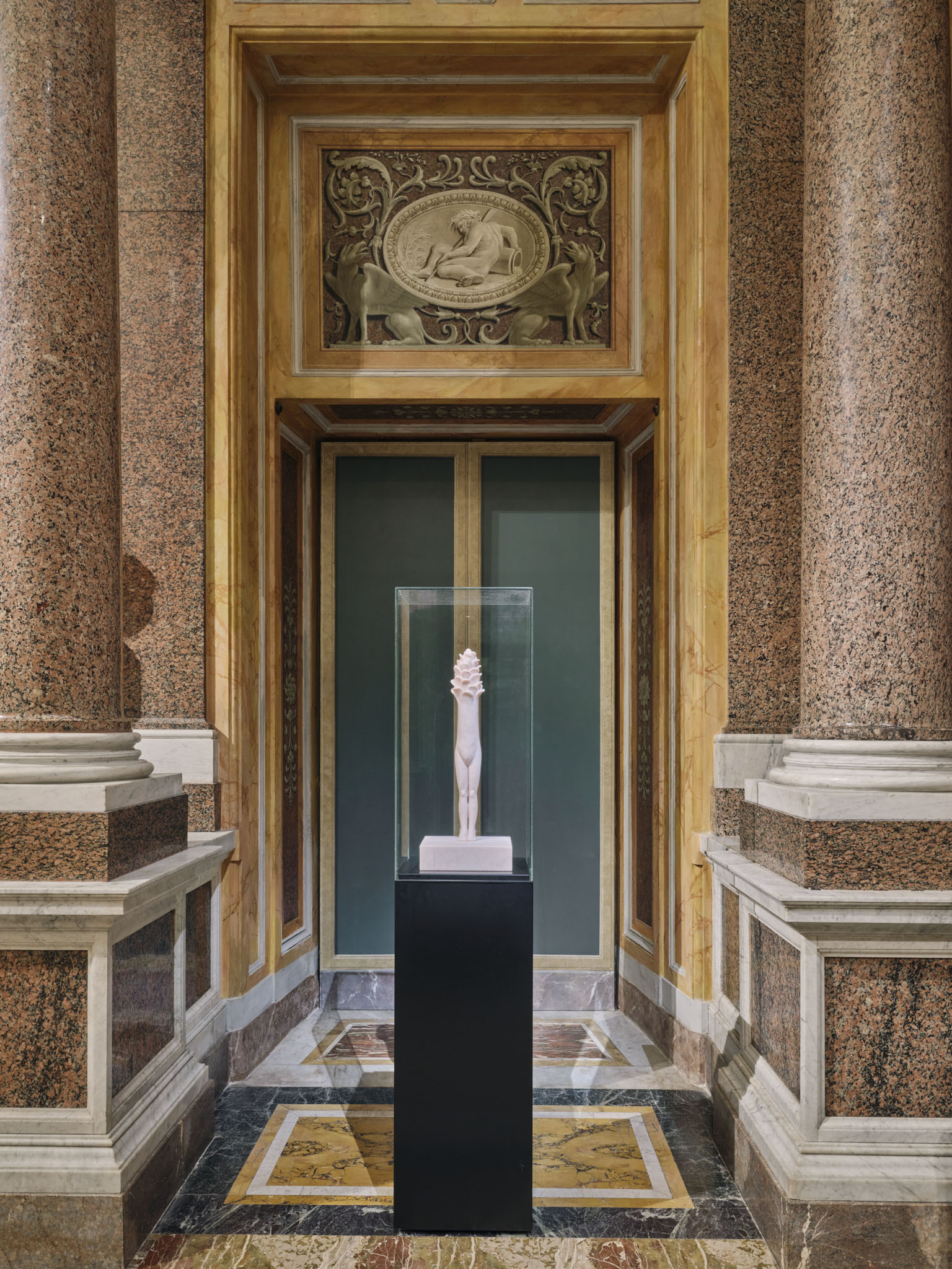 Galleria-Borghese_Louise-Bourgeois_Installation_view_Topiary1_Ph._A._Osio Galleria-Borghese_Louise-Bourgeois_Installation_view_Topiary1_Ph._A._Osio