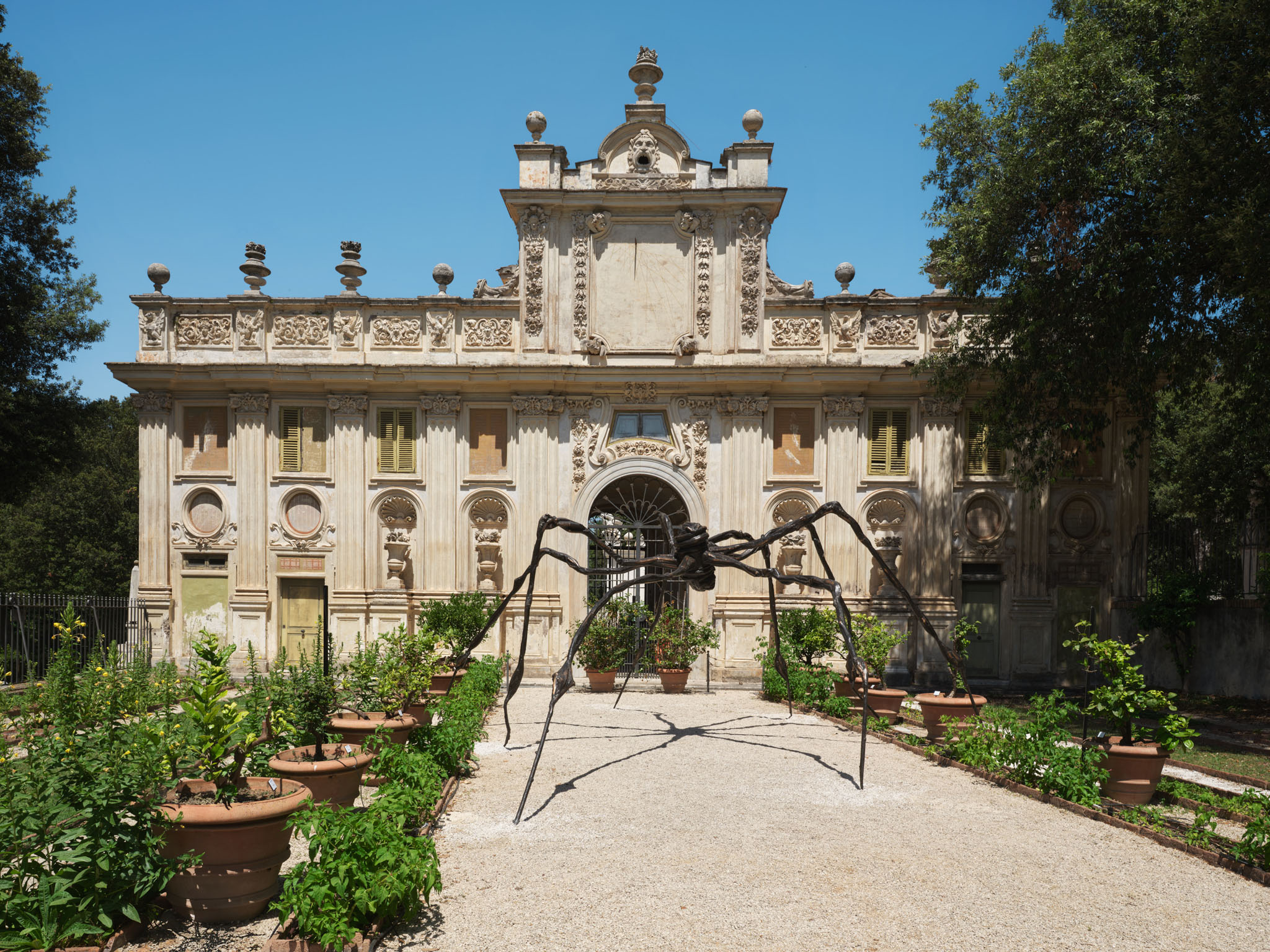 Galleria-Borghese_Louise-Bourgeois_Installation_view1_Spider_Ph._A._Osio