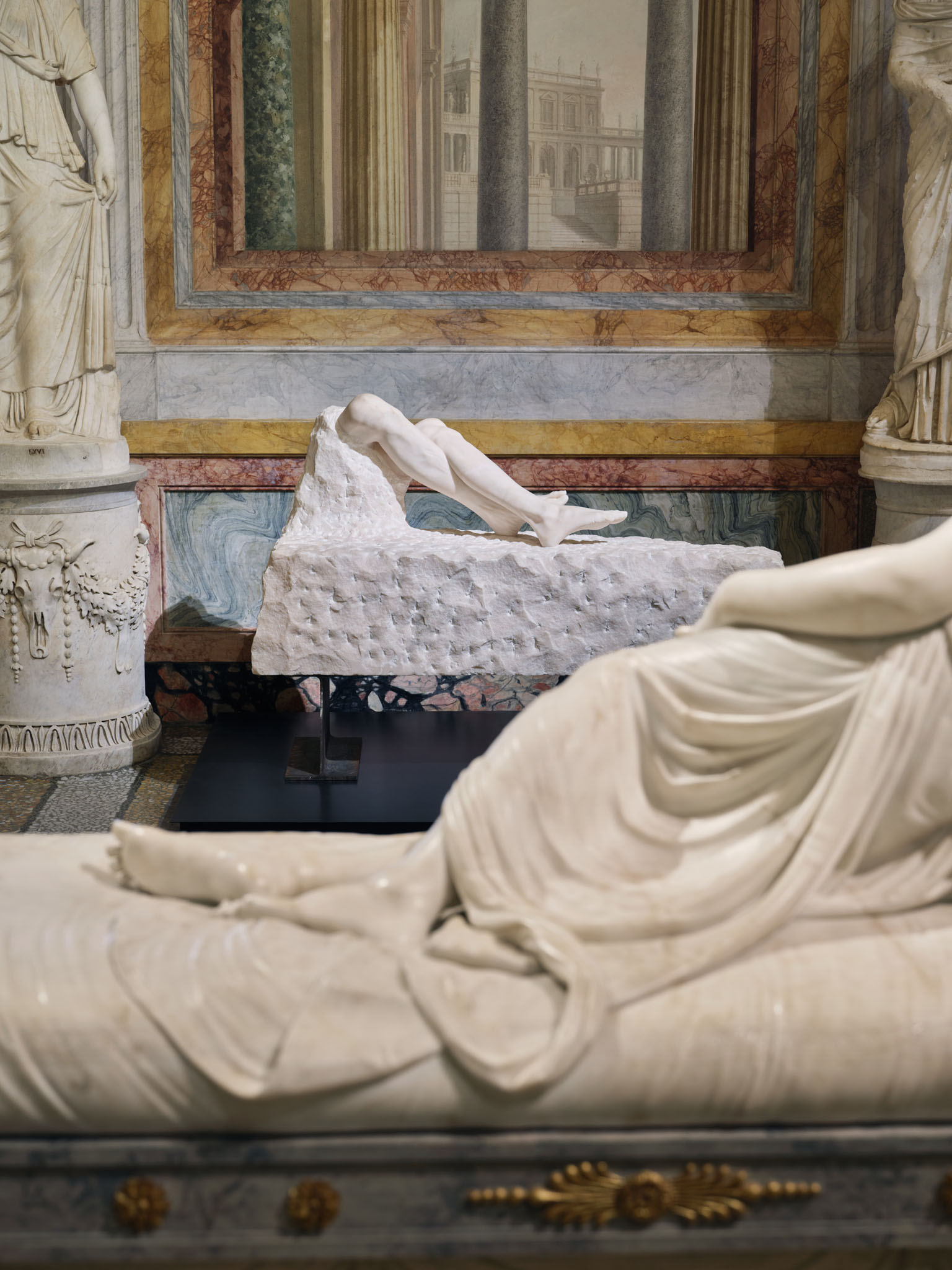 Galleria-Borghese_Louise-Bourgeois_Installation_view2_Jambes_Enlacees_Ph._A._Osio