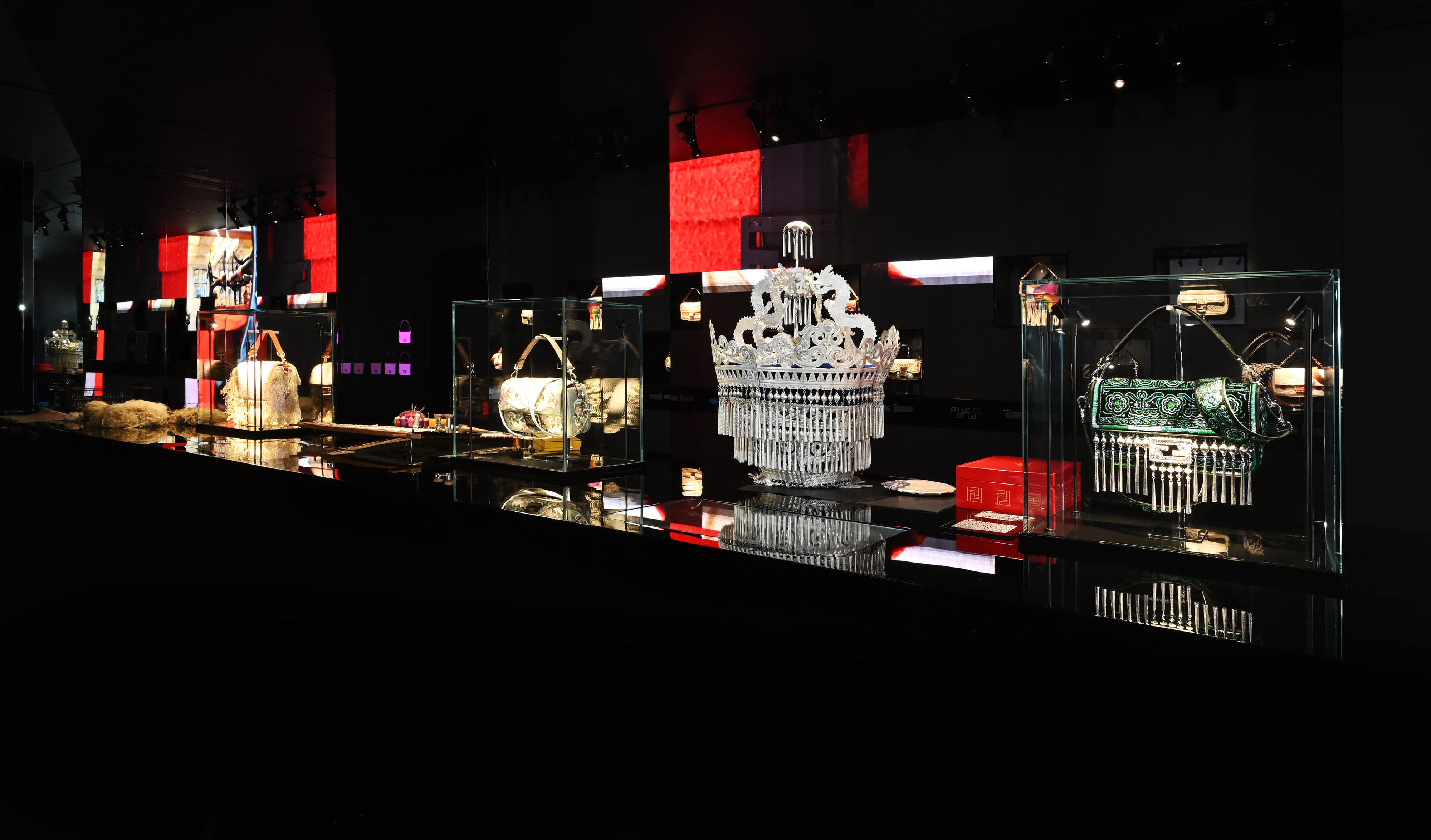 FENDI 'hand in hand' Exhibition in Beijing_Baguette Room_9