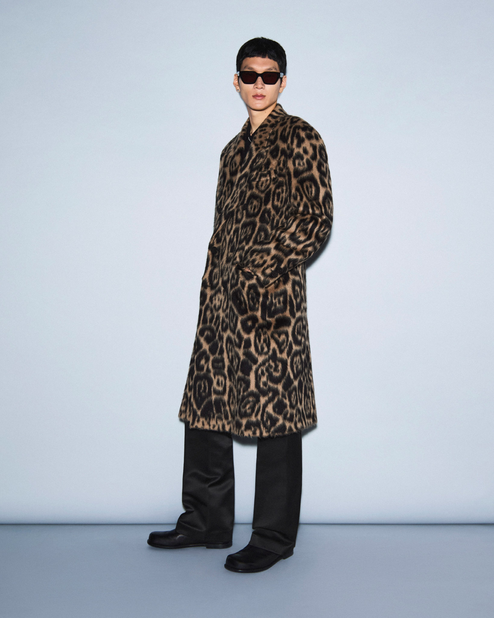 【専用】FENDI 黒 ファーコート ロゴ入り FF8948W1DF0GME_02?wid=2000&hei
