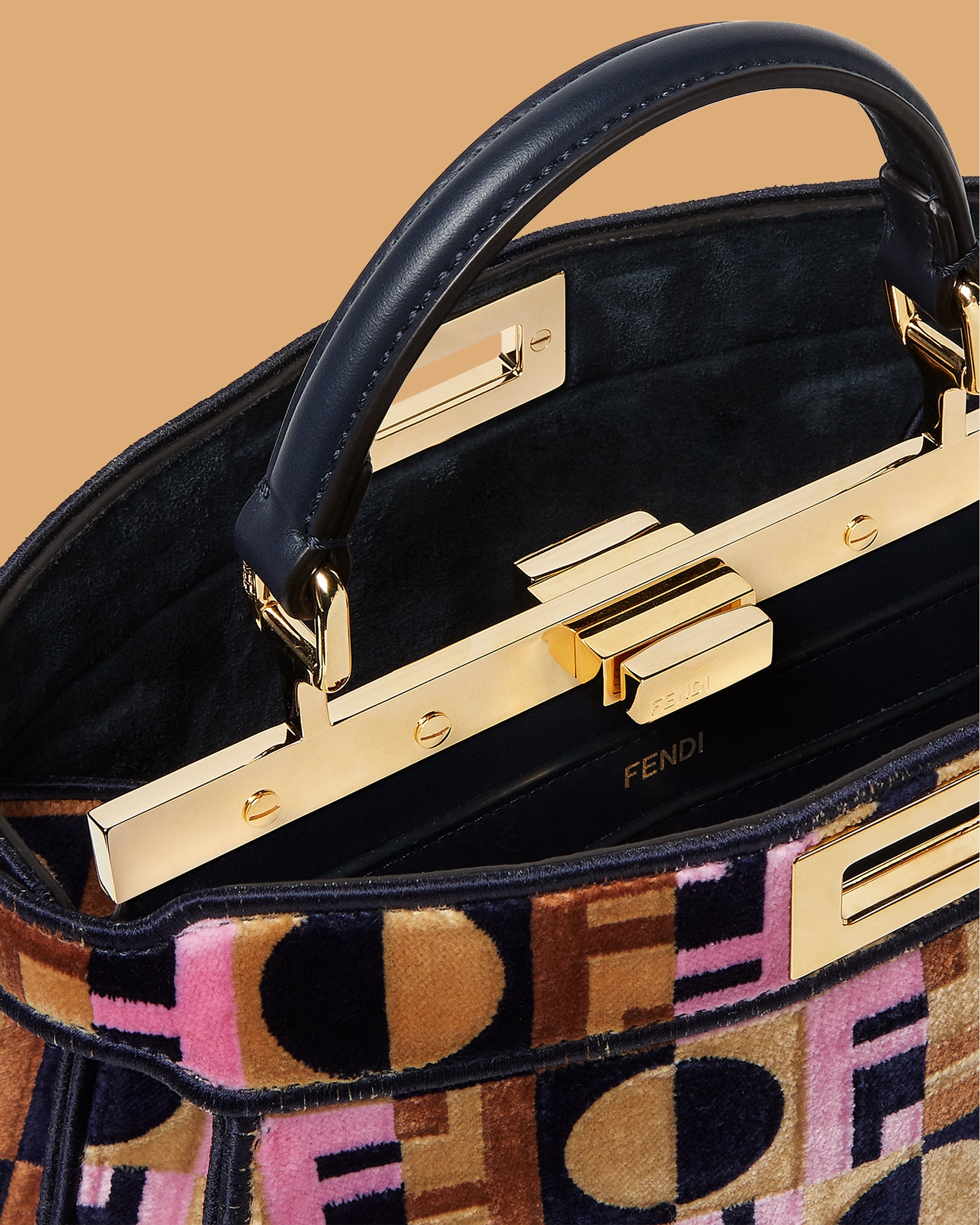 Fendi x 『エミリー、パリへ行く』| FENDI