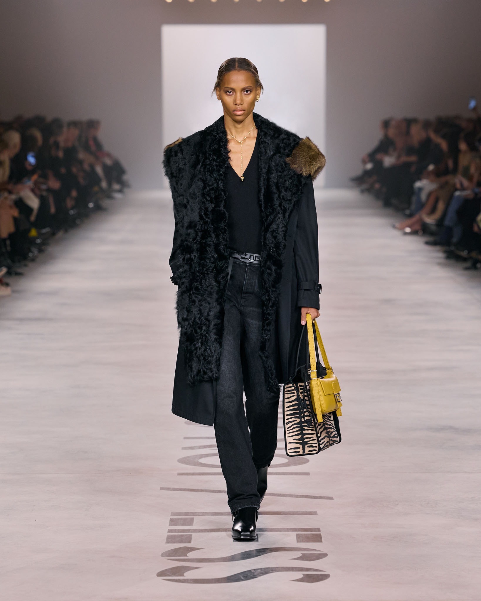 FENDI トレーナー FENDI (フェンディ) ワンポイントロゴ クルーネック トレーナー