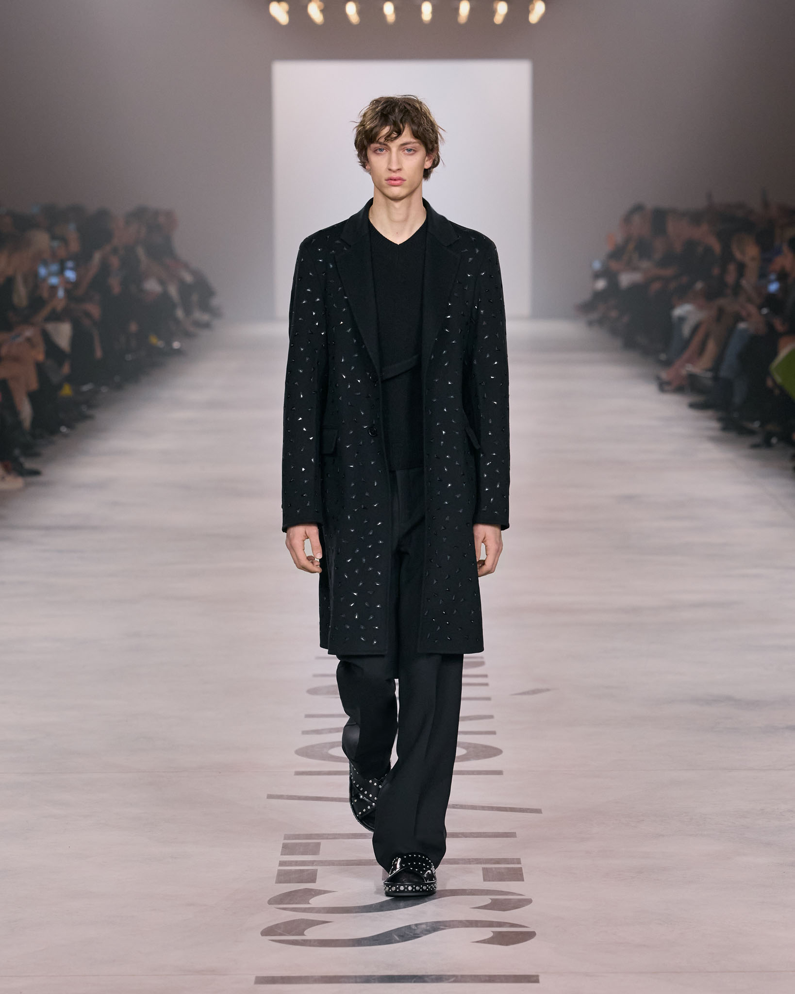 FENDIのショートコート、黒地に地紋入り、madeinItaly 2026-27年秋冬ウィメンズショー