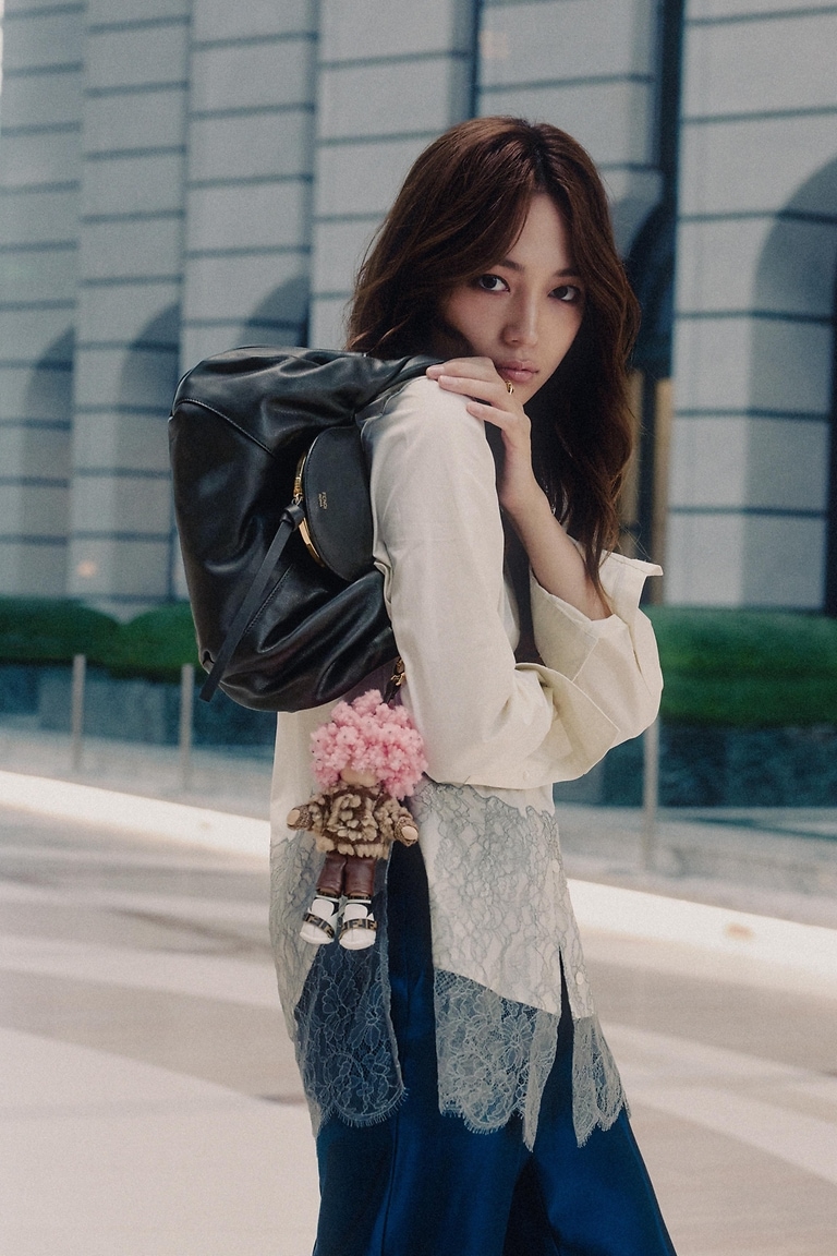 川口春奈が魅せる伝説のイットバッグ「フェンディ スパイ」！ | 素敵な