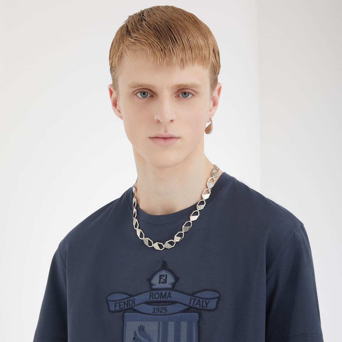 シルバー のウィ メンズ 向けデザイナー ネックレス | FENDI JP シルバー のウィ メンズ 向けデザイナー ネックレス | FENDI JP