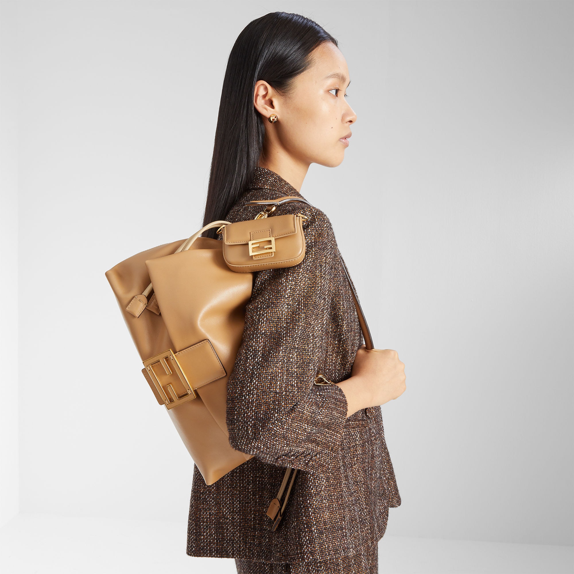 ナノ バゲット チャーム レザー ベージュ | Fendi