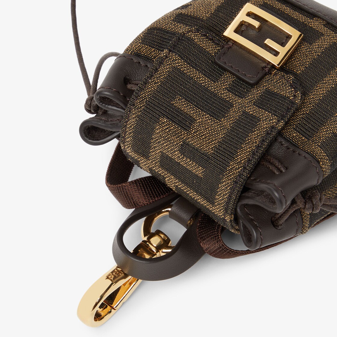 قلادة صغيرة على شكل حقيبة ظهر بحجم نانو