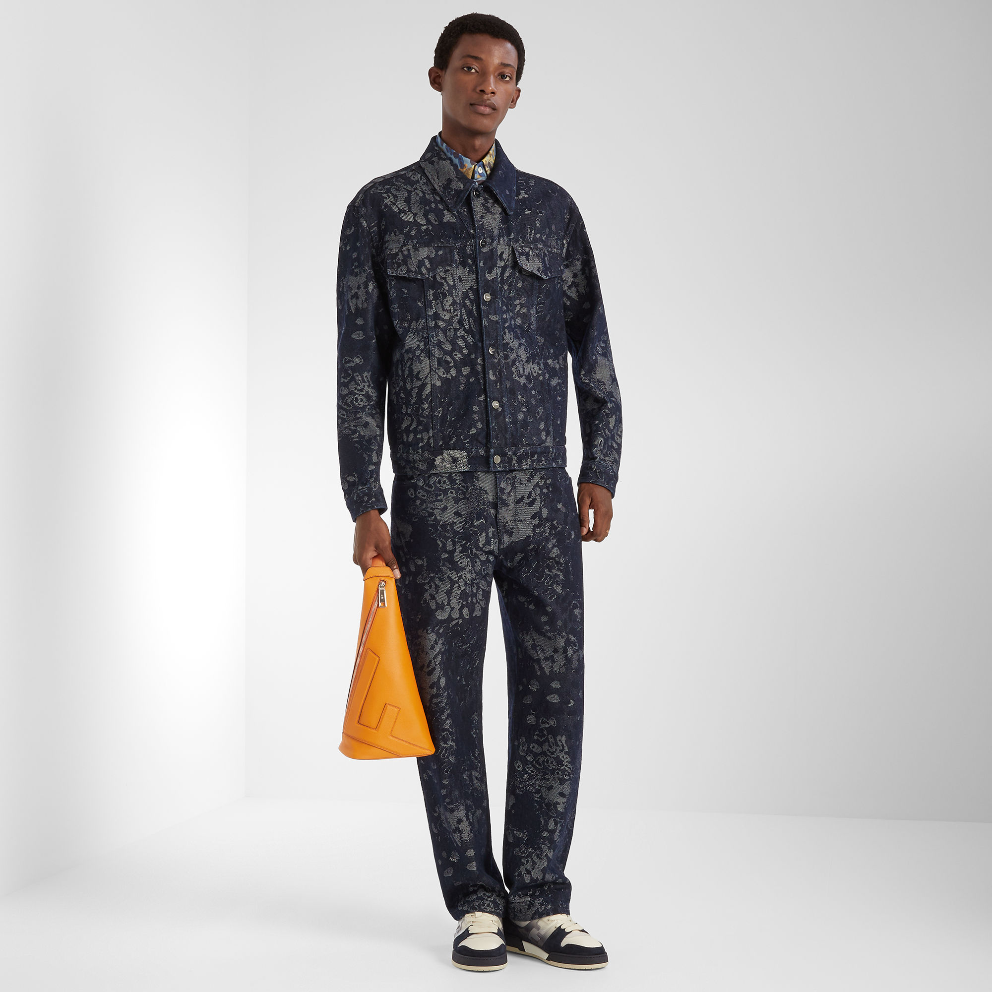 7E1688AWCSF1V8K_99?wid=2000&