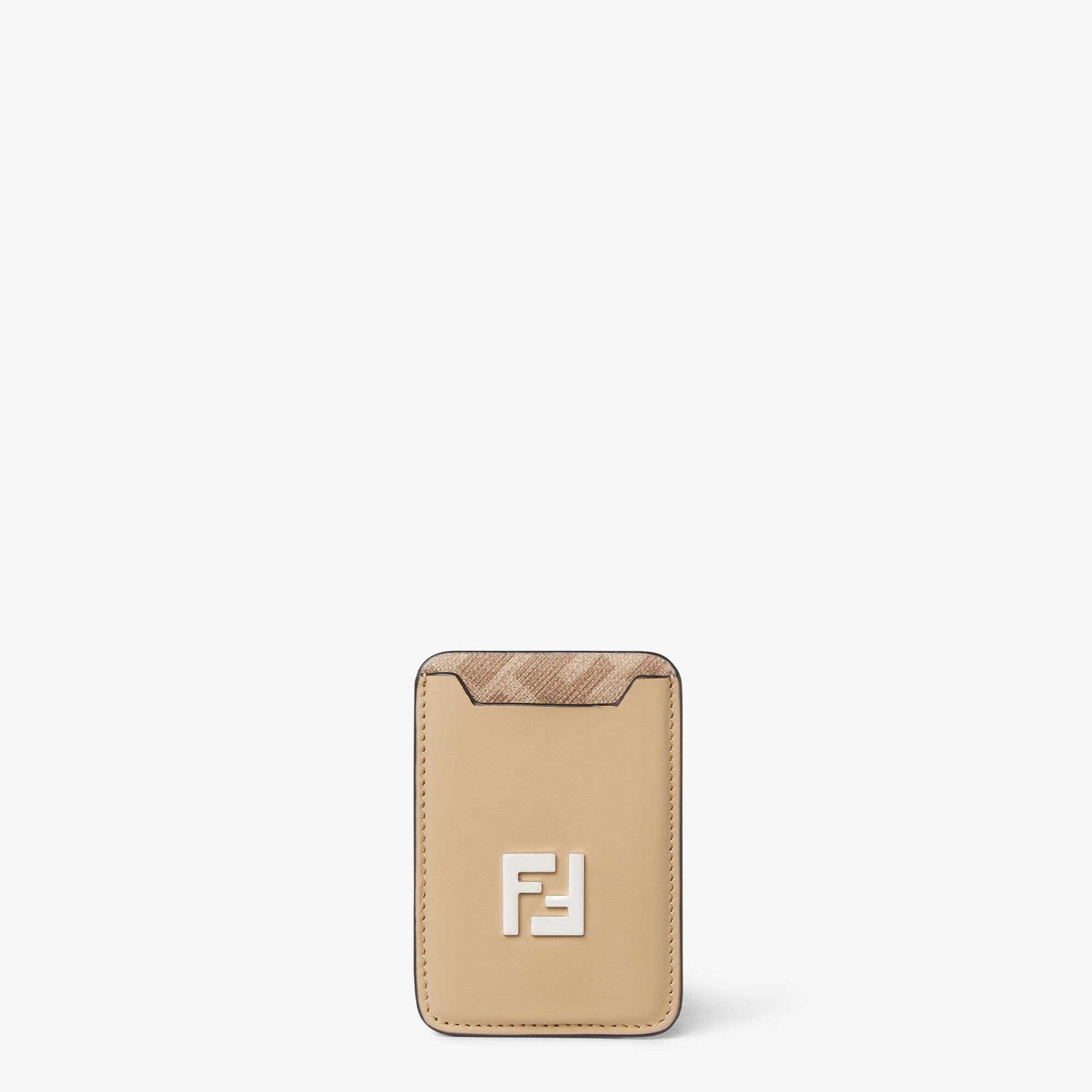 夏の断捨離！FENDI フォンケースウォレット フェンディ、「レジャー」とのコラボにより暗号資産ハードウェア