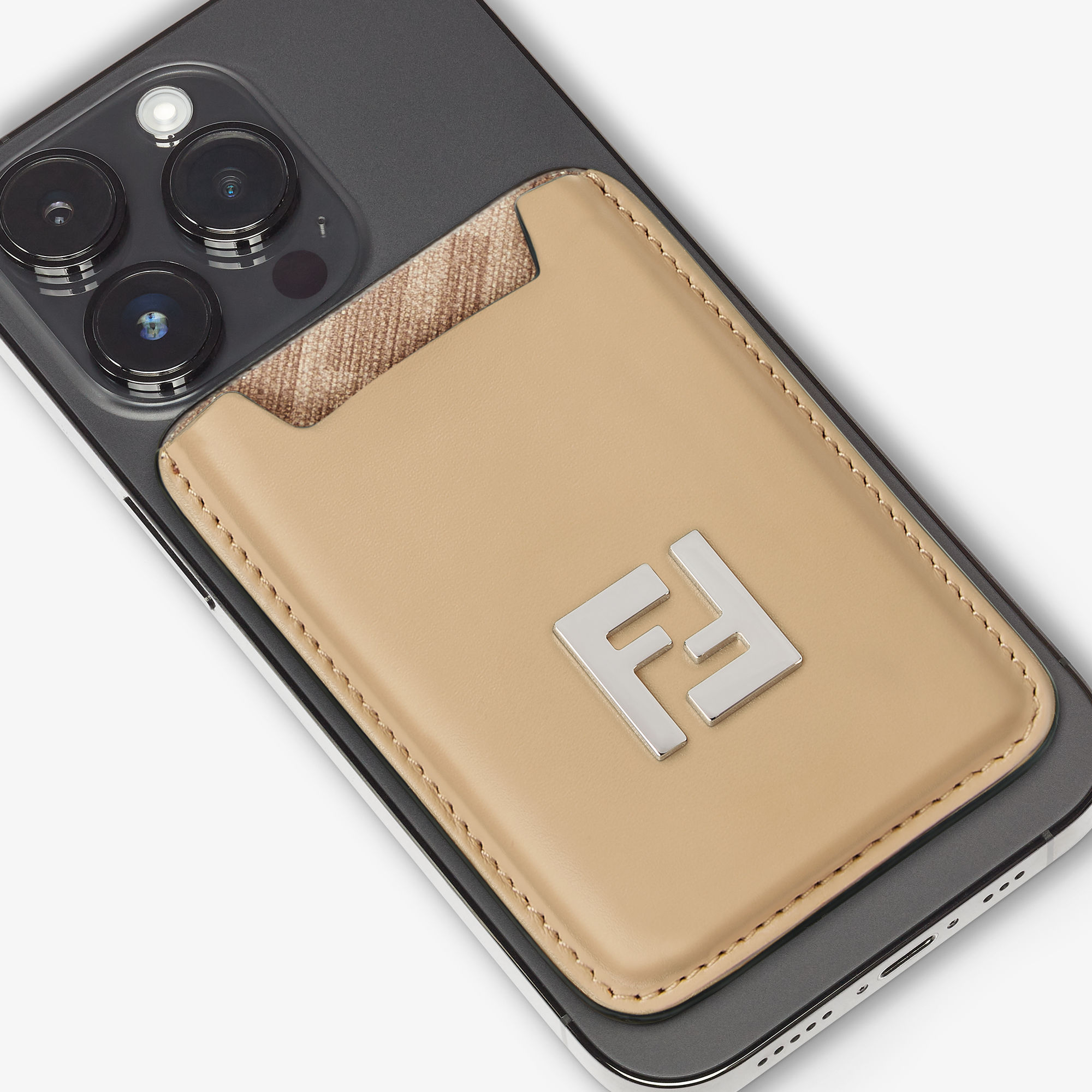 FFスクエア MagSafe カードケース レザー ベージュ | Fendi