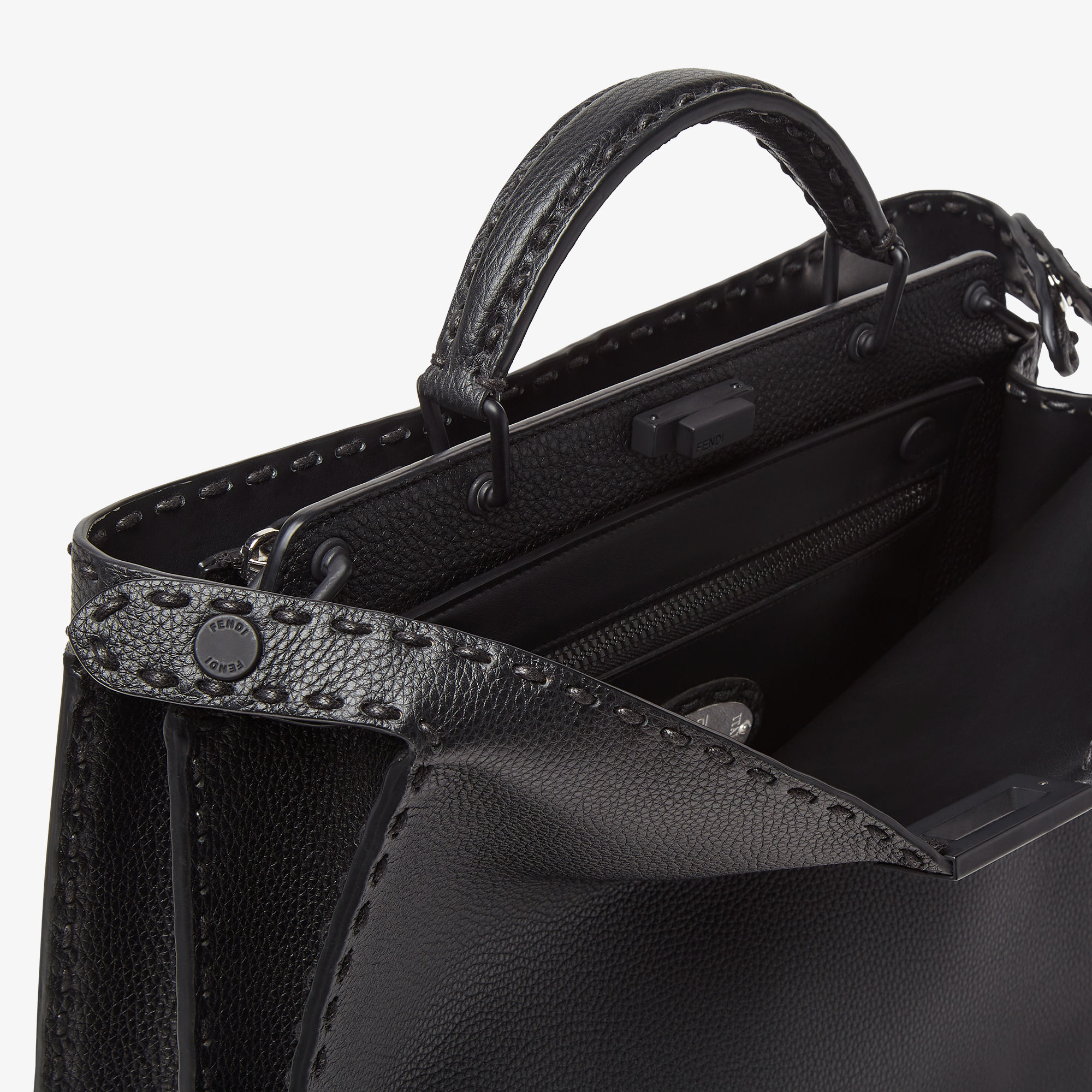 ピーカブー ISeeU ミディアム カーフレザー ブラック | Fendi