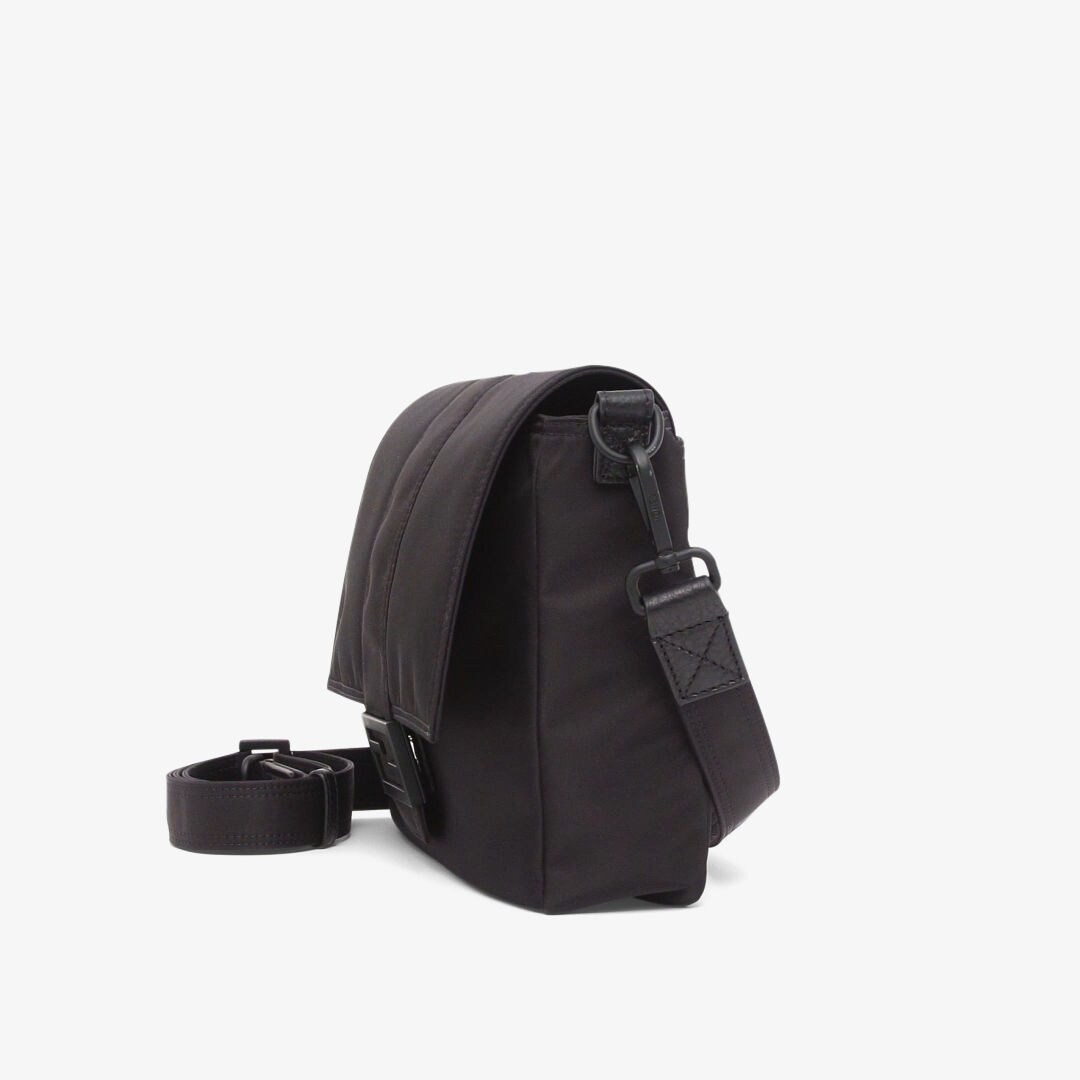 バゲット メッセンジャーバッグ ミディアム ブラックナイロン バッグ Fendi