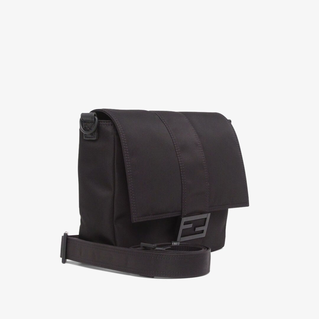 バゲット メッセンジャーバッグ ミディアム ブラックナイロン バッグ Fendi