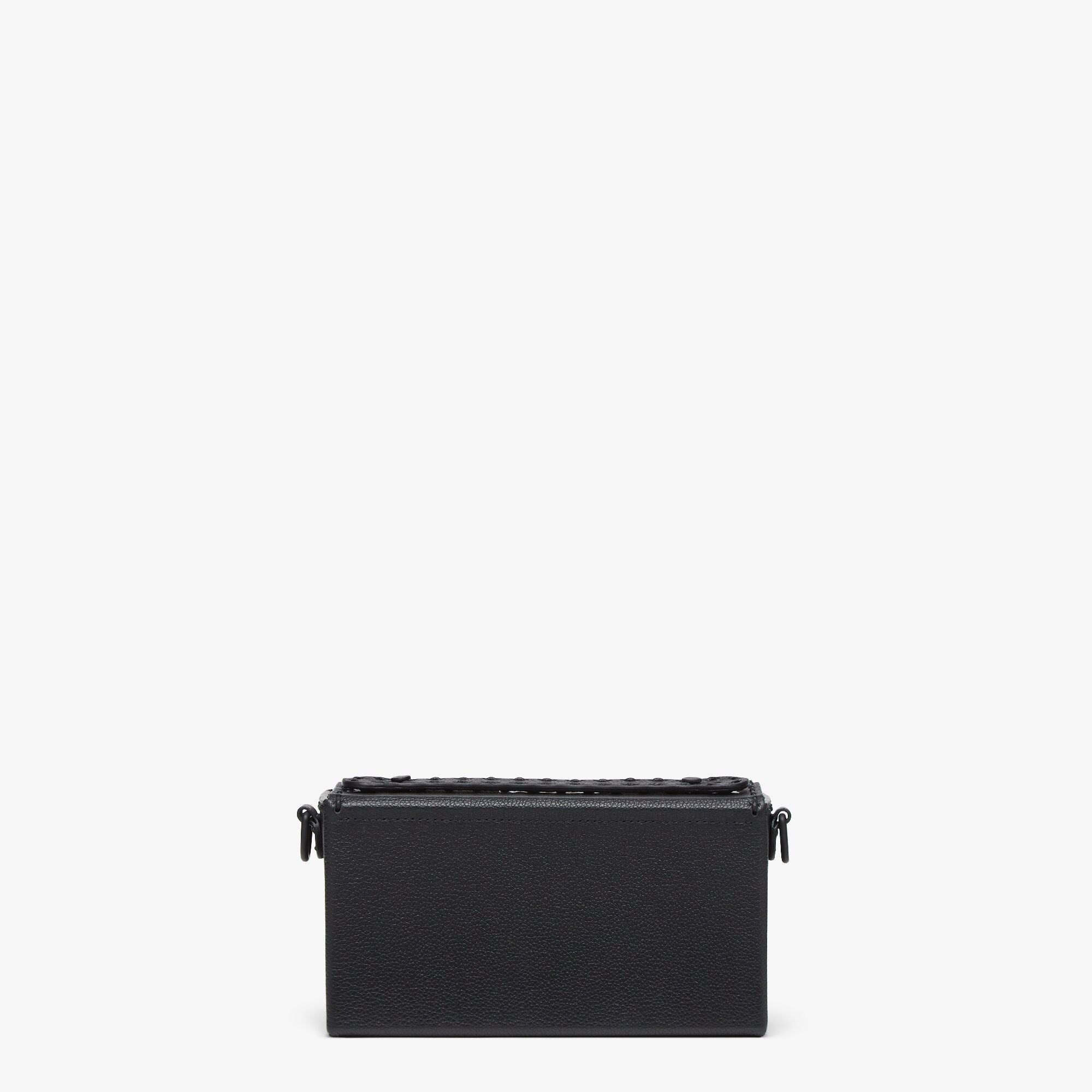 セレリア ソフトトランク バゲット カーフレザー ブラック | Fendi