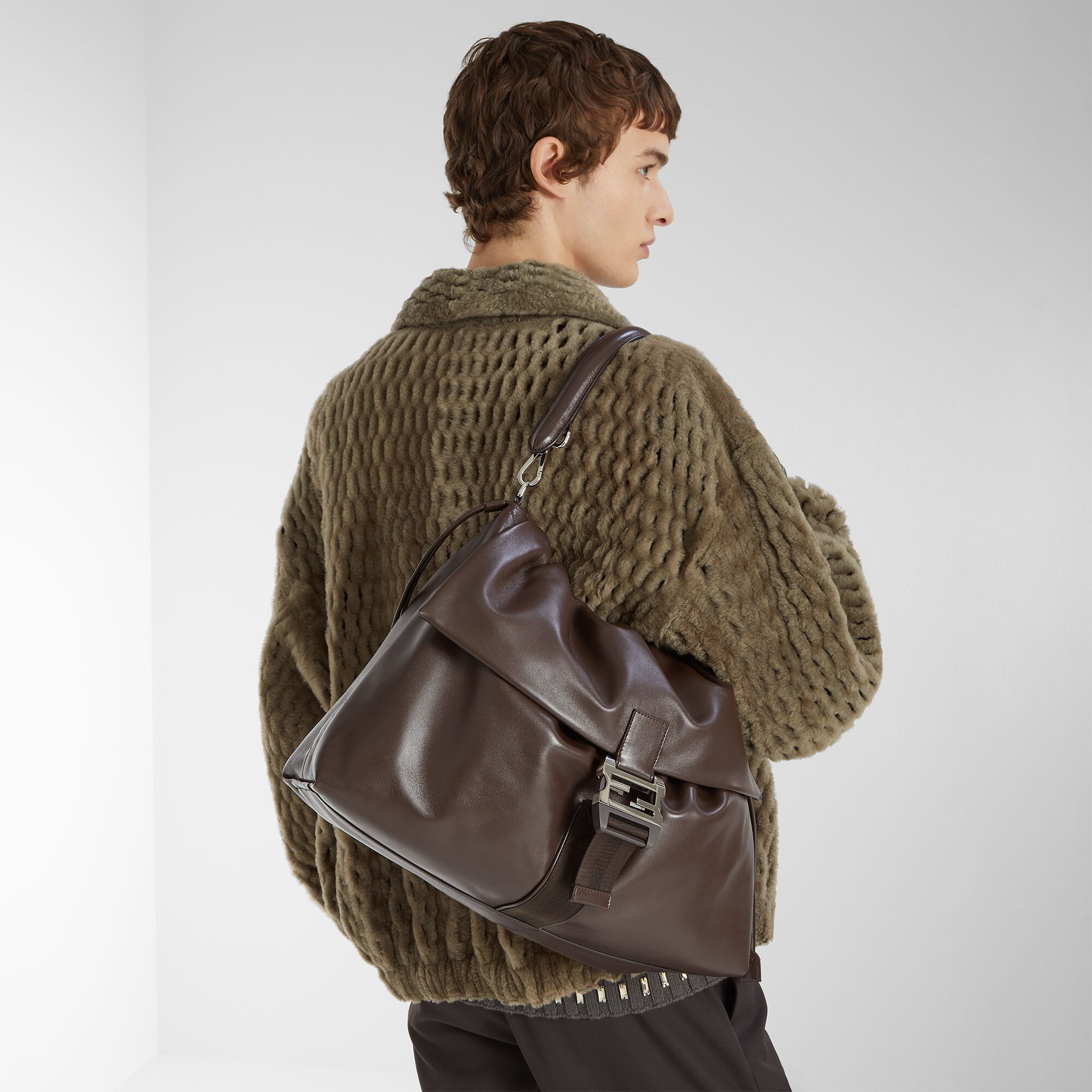 FENDI ブラウン ブラック バッグ フェンディ フラックス マキシ メッセンジャーバッグ レザー