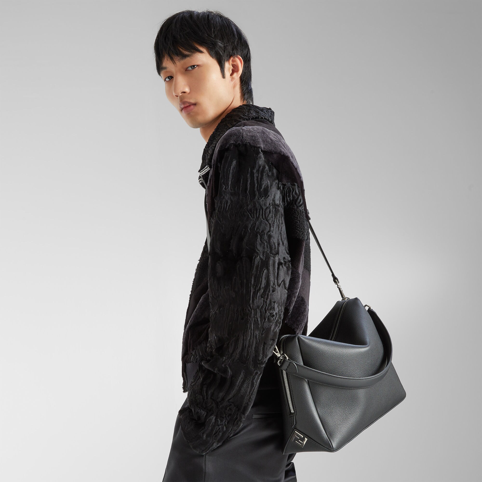 フェンディ 24FW SIMPLY FENDI カーフレザー ラージ バッグ *黒 8BR798A5DYF1HEJ_03?wid=2000&