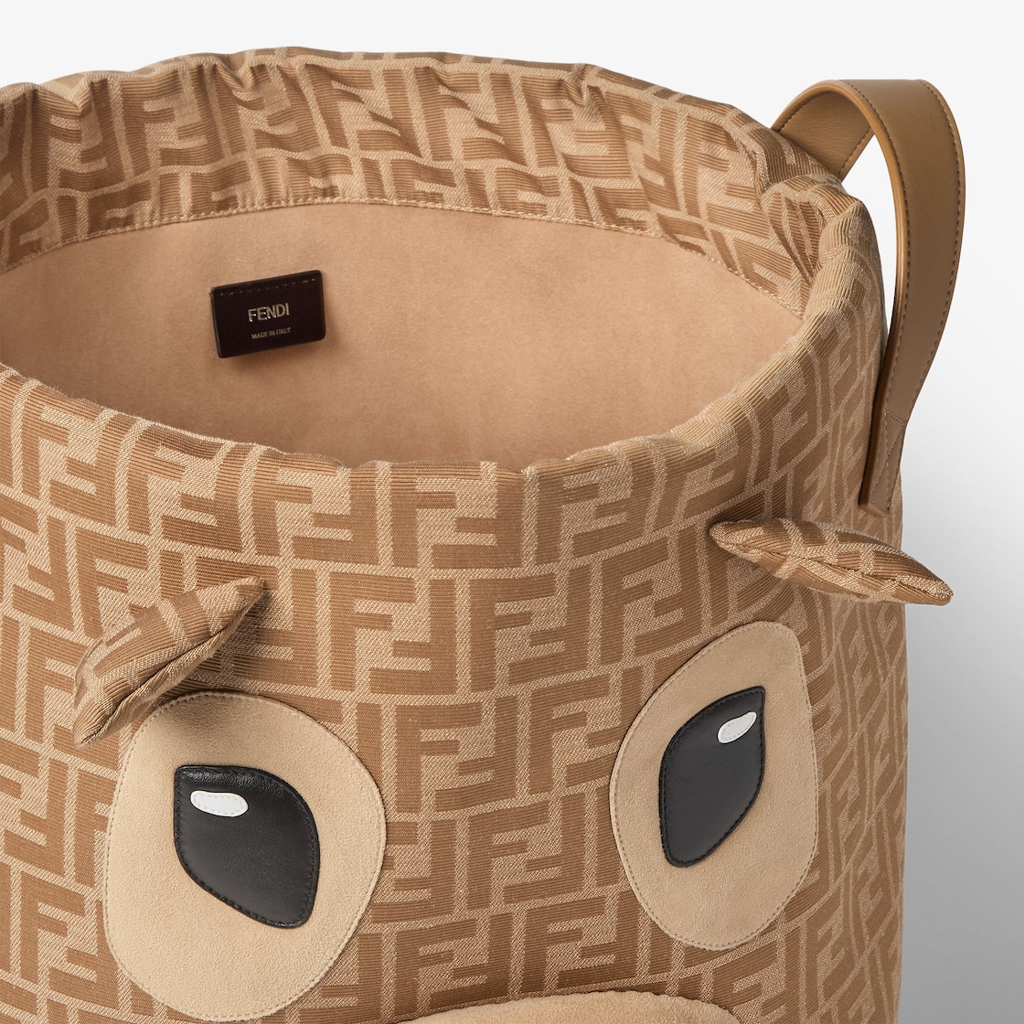 提花和狐狸毛皮草籃子