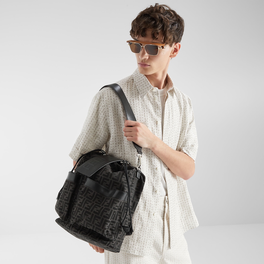 حقيبة Fendi Strike بحجم متوسط من الجاكار مع طباعة FF