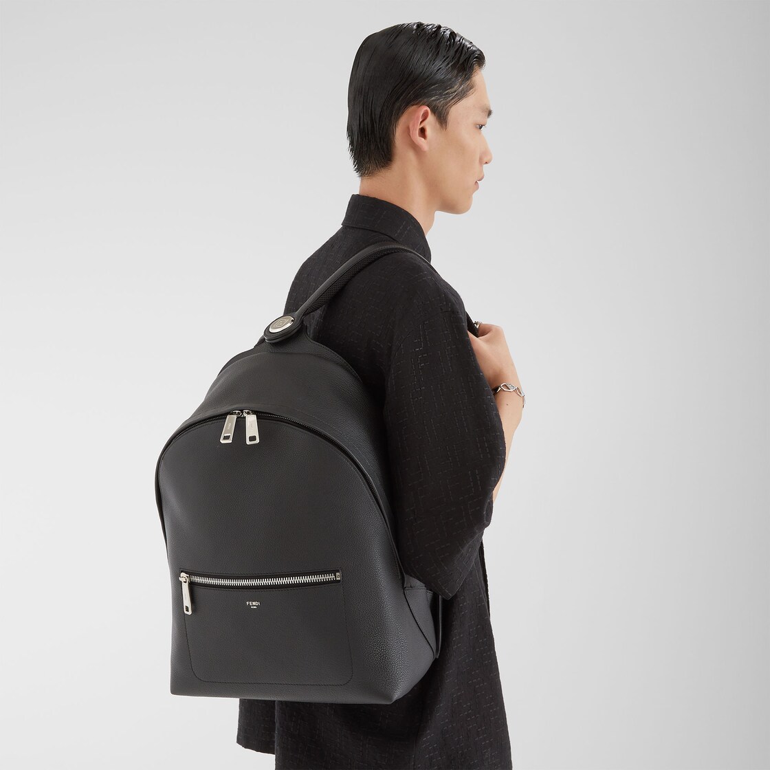 FENDI Roma皮革FENDI Chiodo中号手袋-黑色皮革背包-男士背包 FENDI Roma皮革FENDI Chiodo中号手袋-黑色皮革背包-男士背包