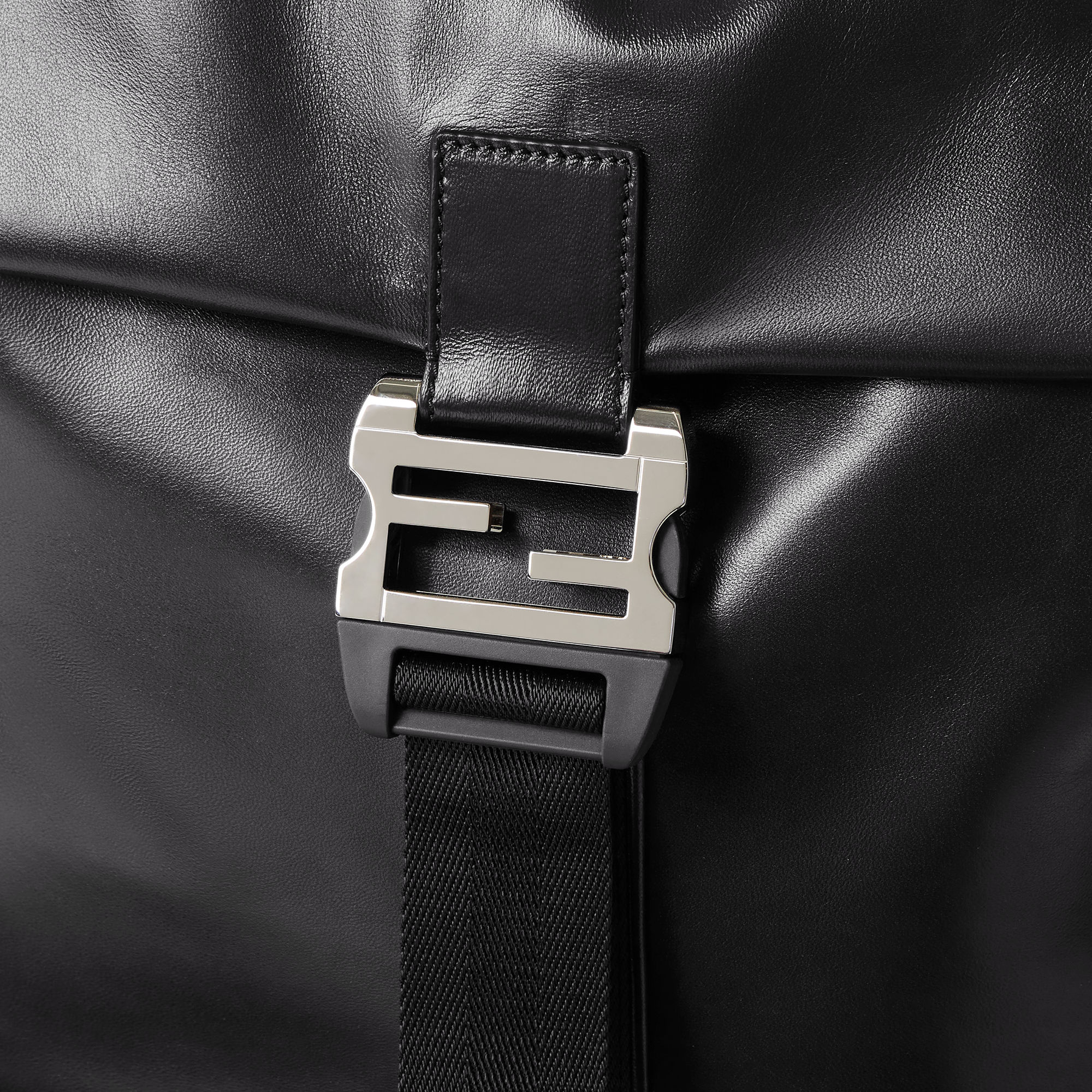 【FENDI】レザー バックパック 黒 フェンディ、2025-26年秋冬コレクションより「フェンディ