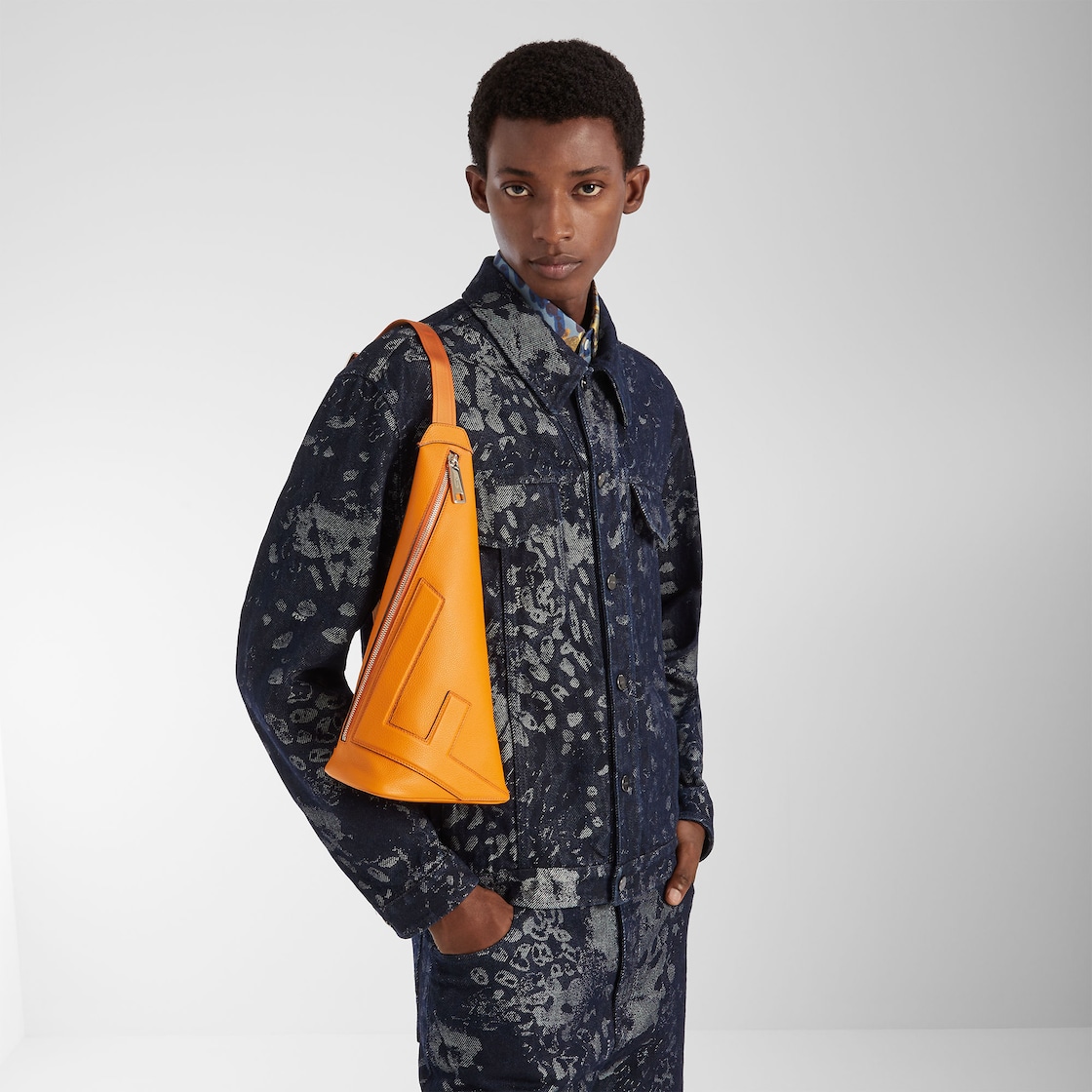 حقيبة Fendi Cono بحجم صغير مع Fendi Roma من الجلد