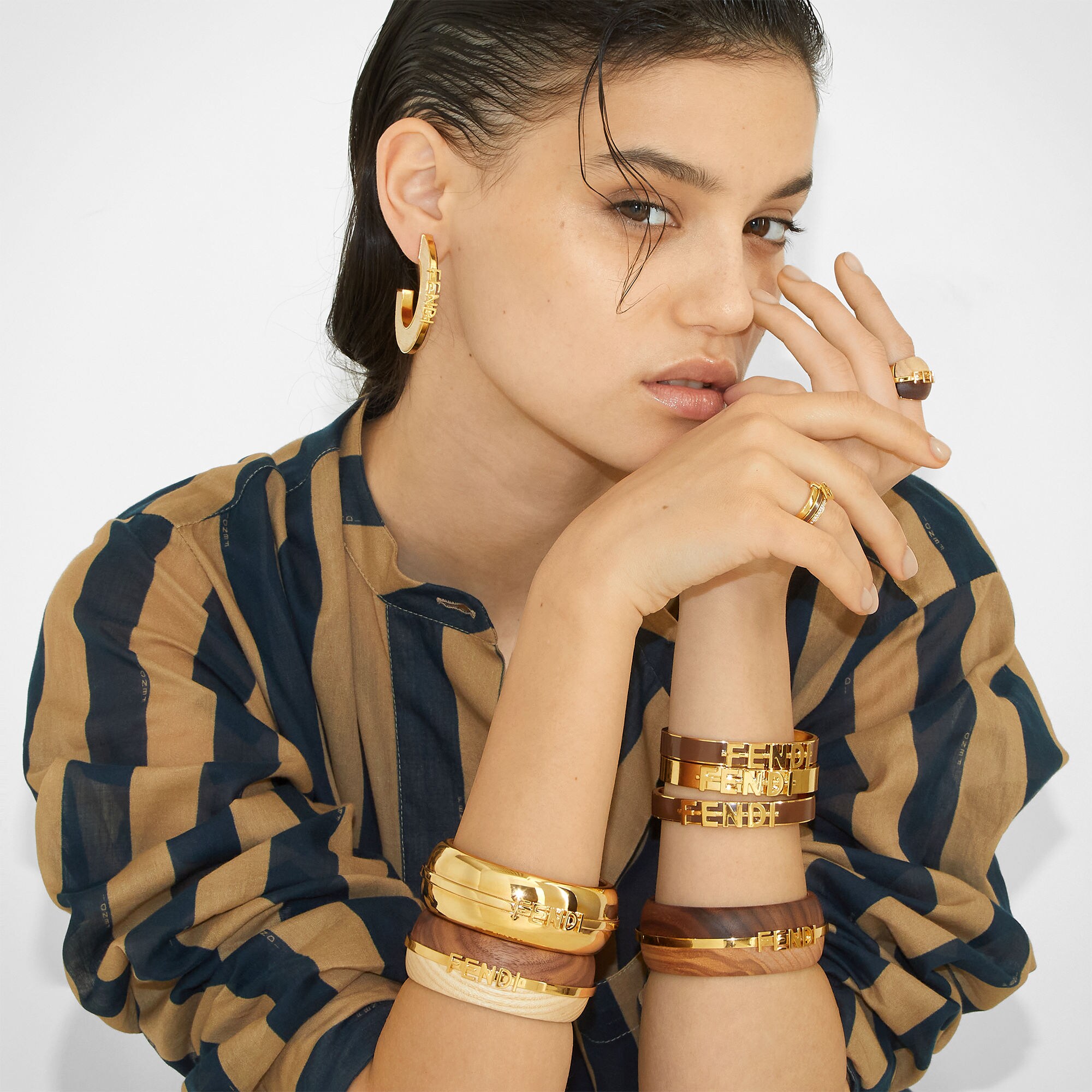 フェンディグラフィ バングル ゴールド仕上げ ゴールド | Fendi フェンディグラフィ バングル ゴールド仕上げ ゴールド | Fendi