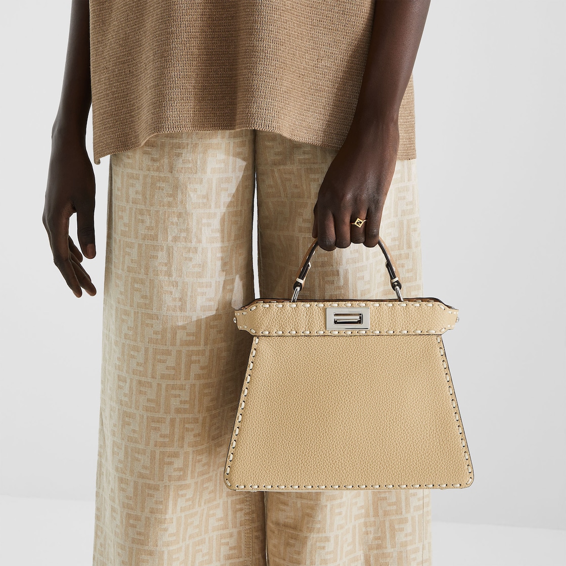 ゴールド のウィ ウィメンズ 向けデザイナー リング | FENDI JP ゴールド のウィ ウィメンズ 向けデザイナー リング | FENDI JP