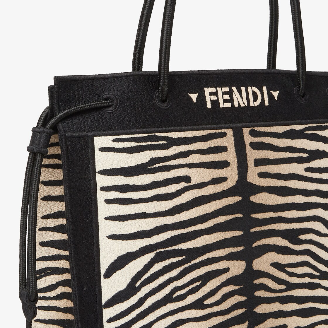 حقيبة Shopper Fendi Magic بحجم كبير