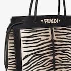 حقيبة Shopper Fendi Magic بحجم كبير الصورة 5 من 5