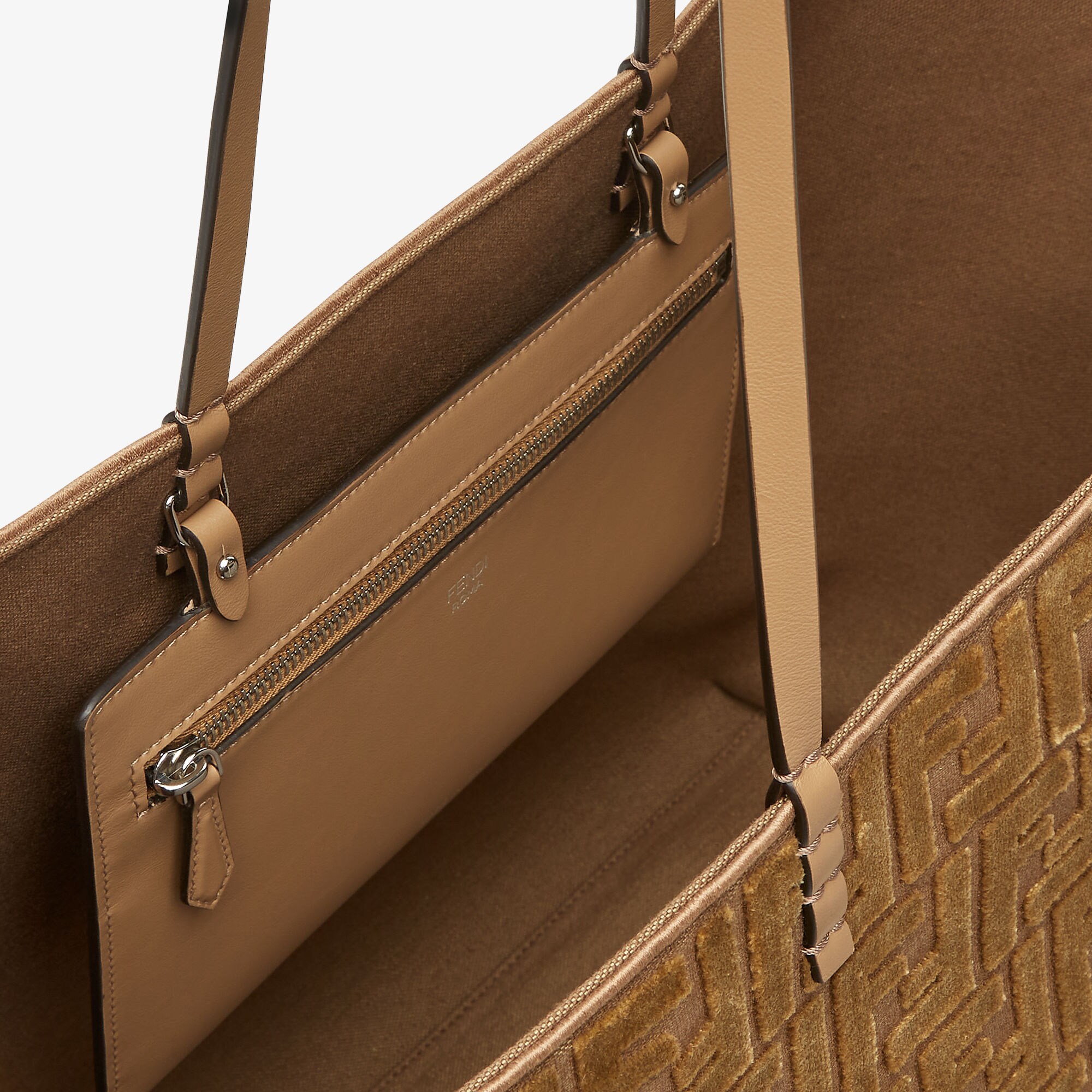 トートバッグ Fendi Roll Medium Shopper In Cappuccino Colour 530979_13.jpg?quality=80&bg-