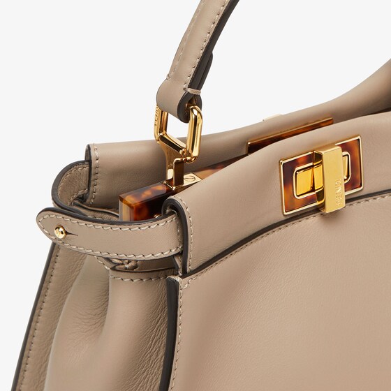 Fendi Iconic small Peekaboo bag made of dove grey leather | Thumbnail 5