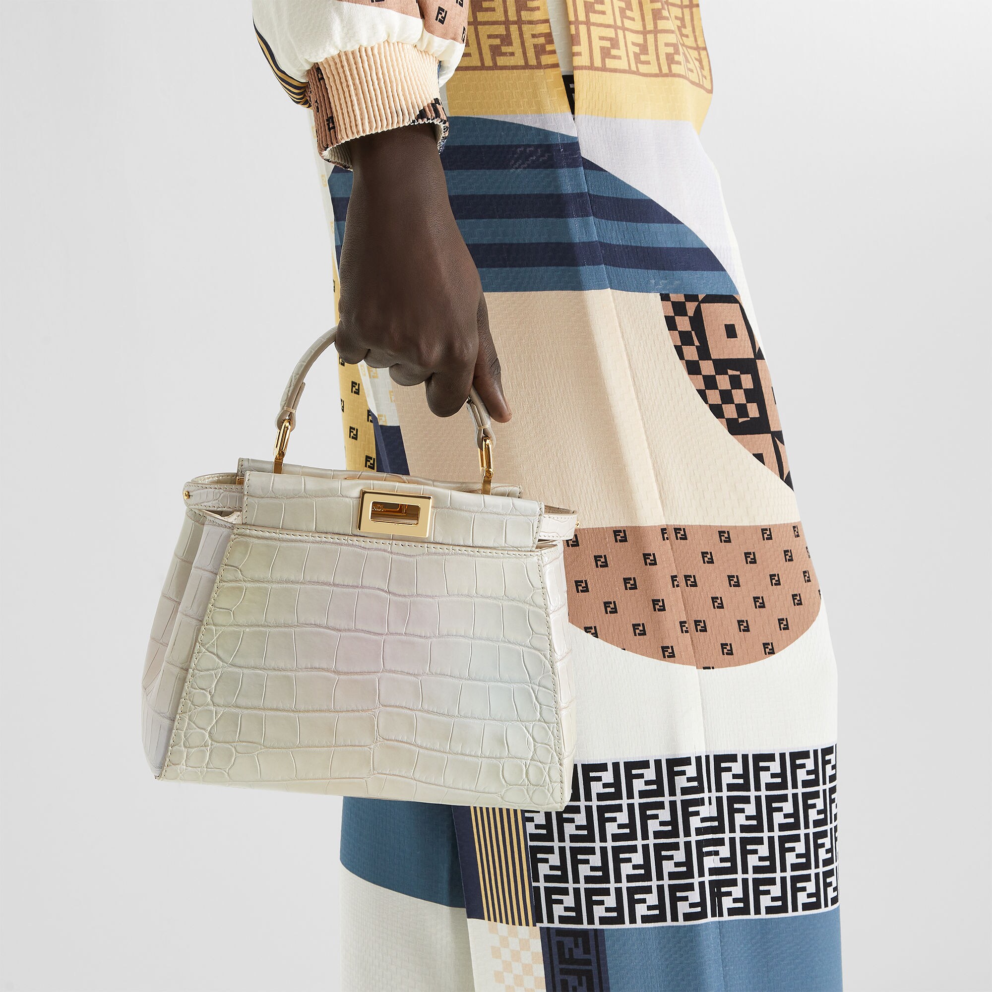 8BN244AV2EF1T88_99?wid=2000&