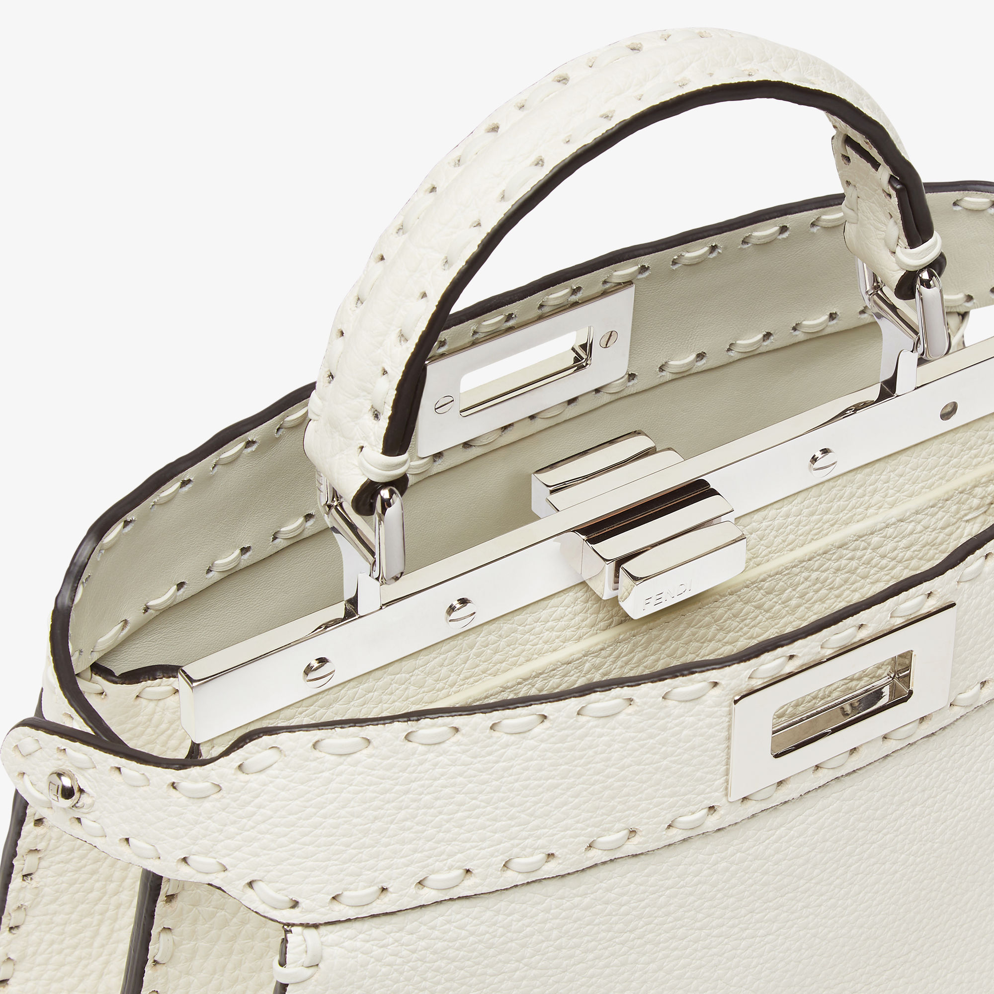 FENDI■ピカブ アイシーユー ホワイト ステッチ フェンディ、アイコニックなステッチが際立つ「ピーカブー