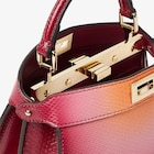 حقيبة Peekaboo ISeeU بحجم صغير جداً الصورة 6 من 7