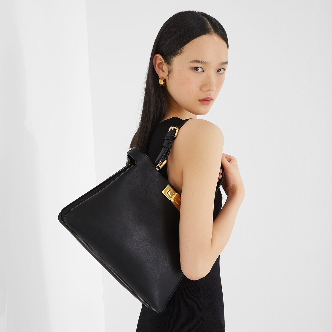 Peekaboo Soft中号手袋-黑色皮革手袋-女士手袋-FENDI芬迪官网