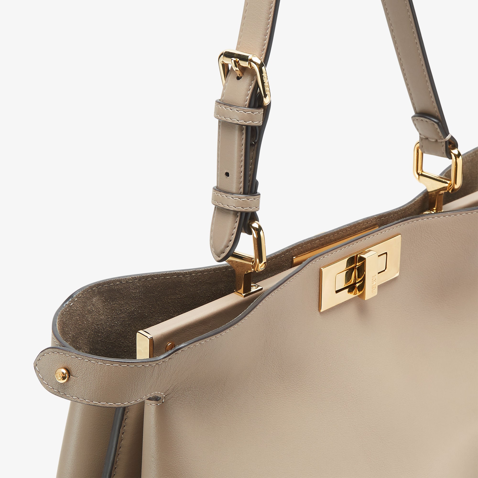 国内発送★FENDI★Peekabooソフトラージバッグ 新作【FENDI】ピーカブー ソフト ラージ レザー バッグ (FENDI