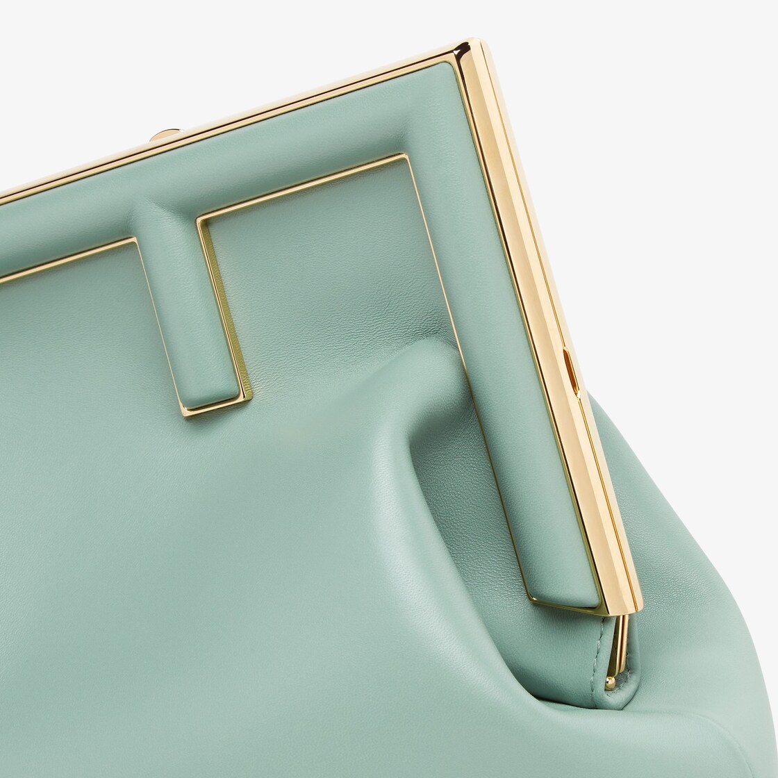 حقيبة Fendi First بحجم متوسط