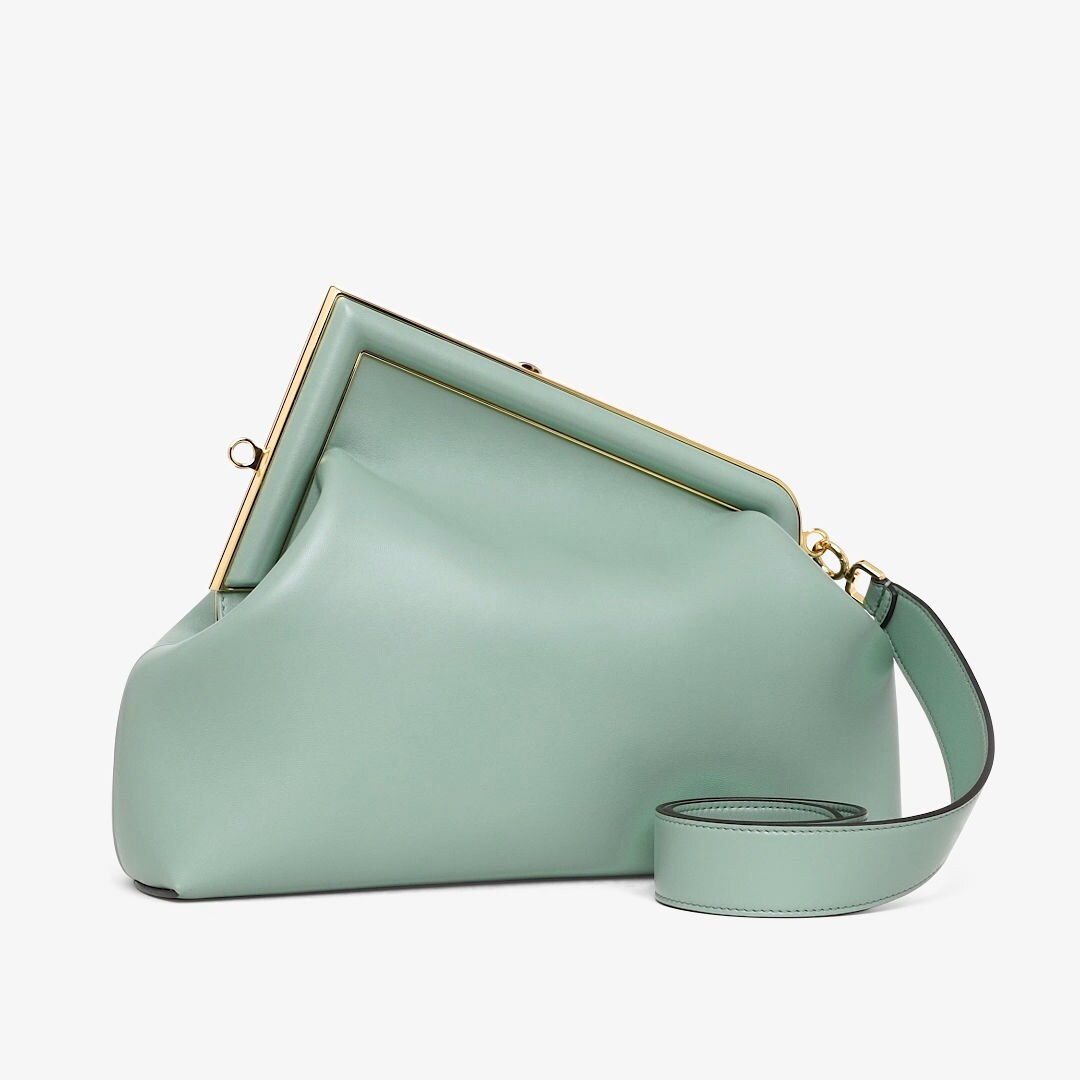 حقيبة Fendi First بحجم متوسط
