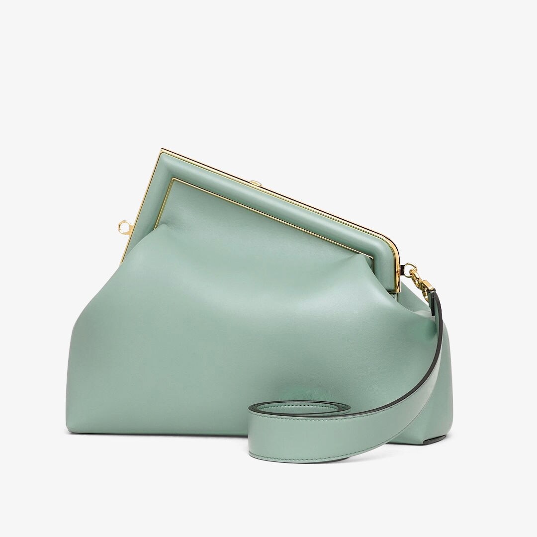 حقيبة Fendi First بحجم متوسط