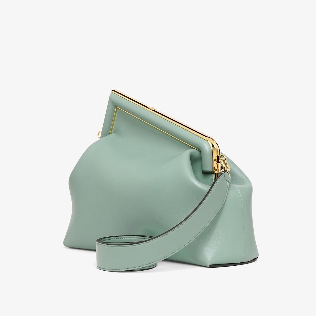 حقيبة Fendi First بحجم متوسط