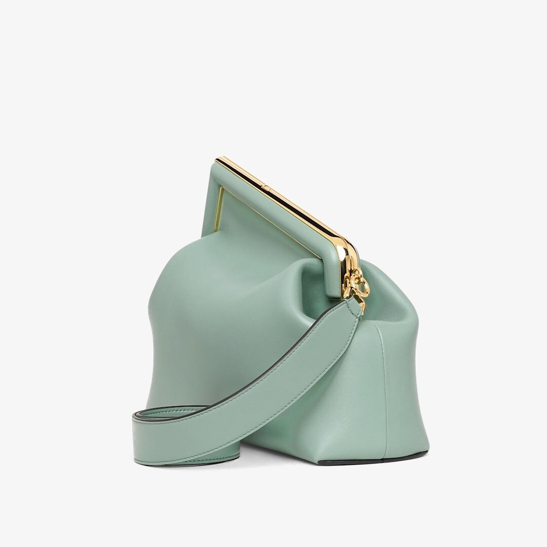 حقيبة Fendi First بحجم متوسط