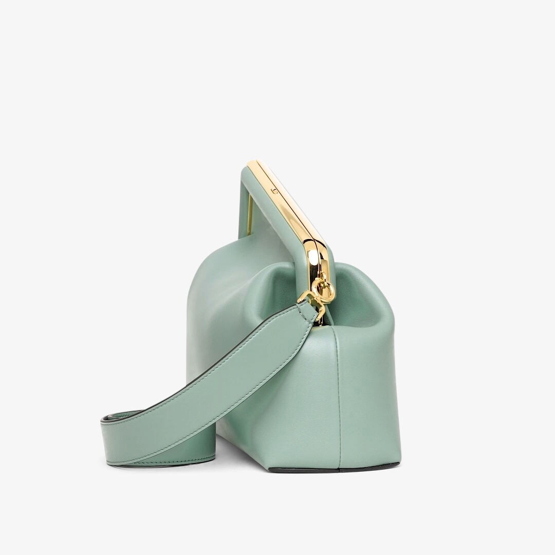 حقيبة Fendi First بحجم متوسط