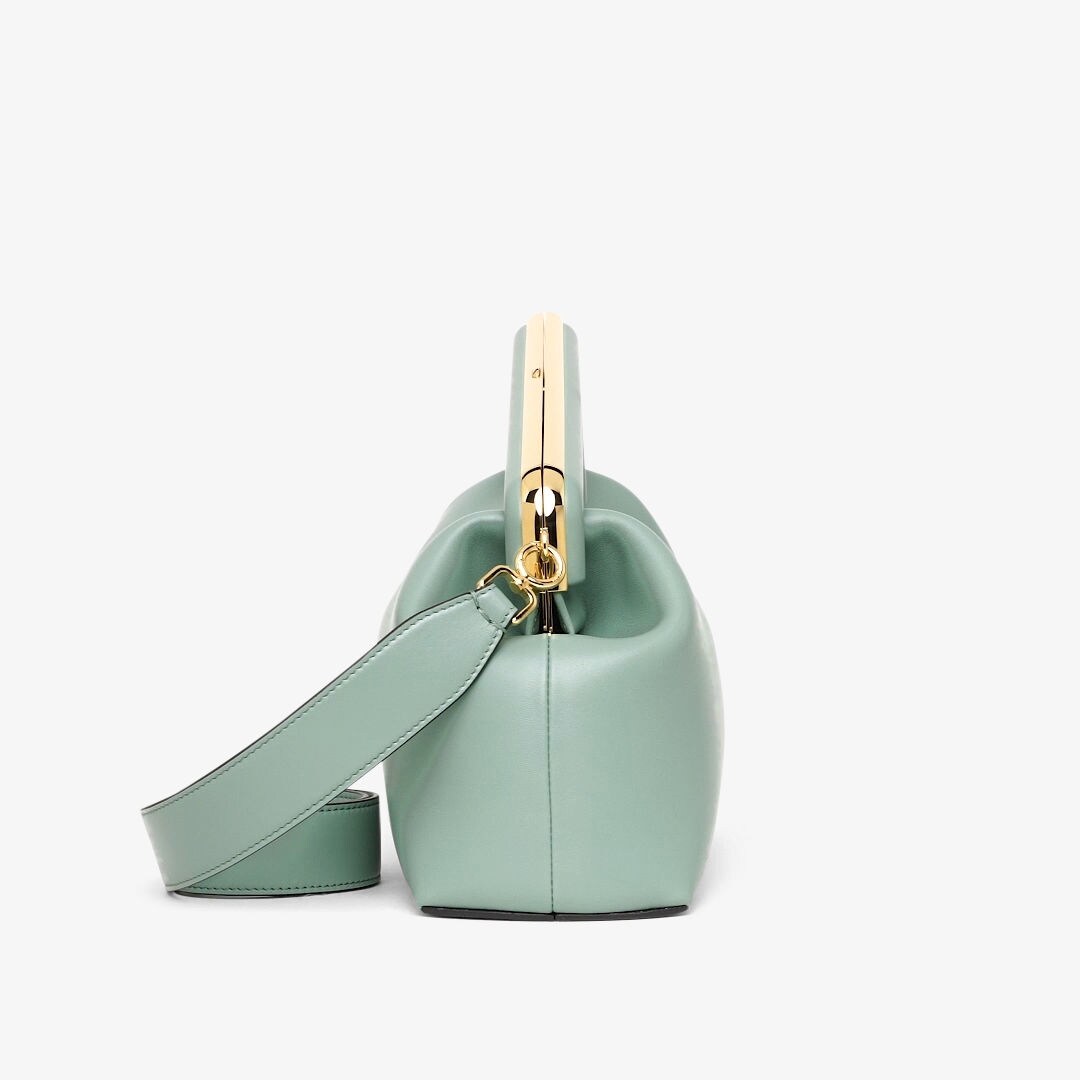 حقيبة Fendi First بحجم متوسط