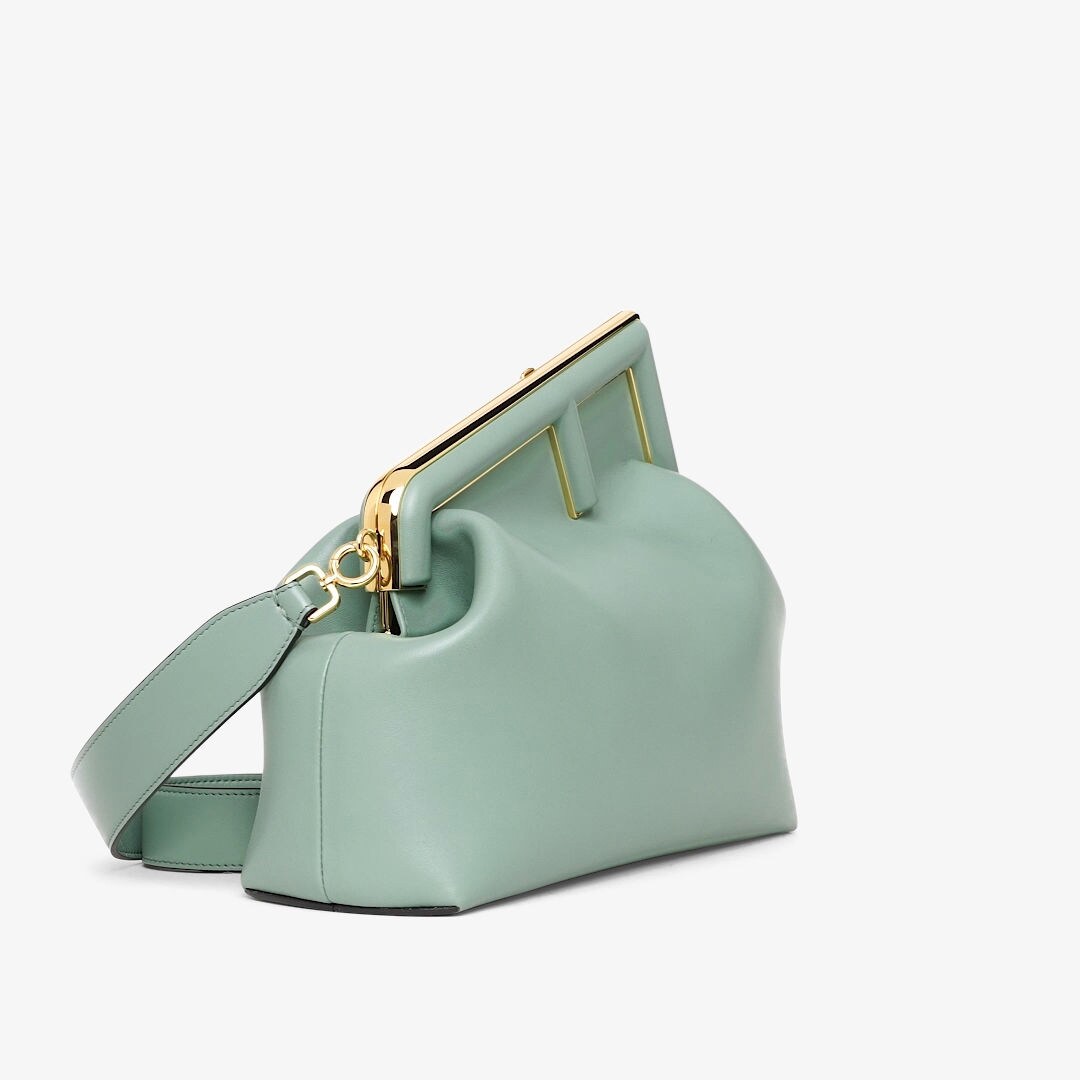 حقيبة Fendi First بحجم متوسط