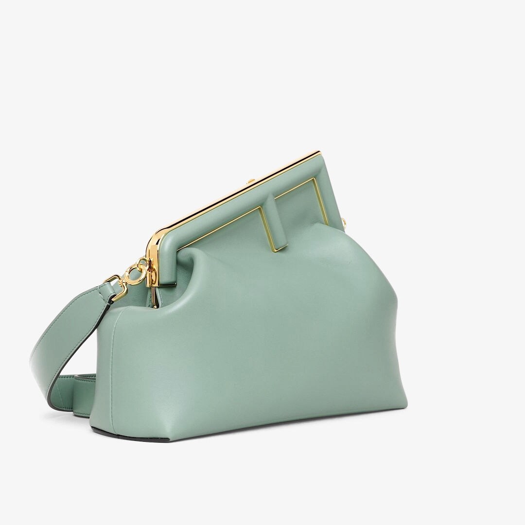 حقيبة Fendi First بحجم متوسط